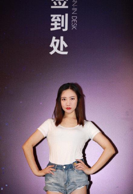 亞洲小姐前10名入選佳麗穿著白T、牛仔短褲大秀身材。(翻攝自西瓜娛樂微博)