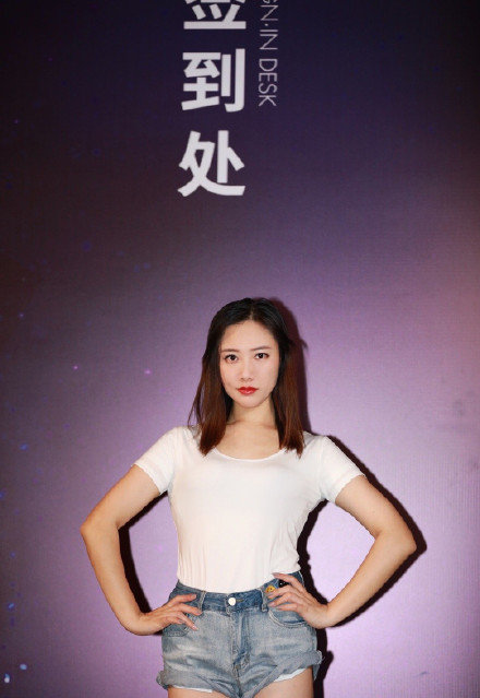 亞洲小姐前10名入選佳麗穿著白T、牛仔短褲大秀身材。(翻攝自西瓜娛樂微博)