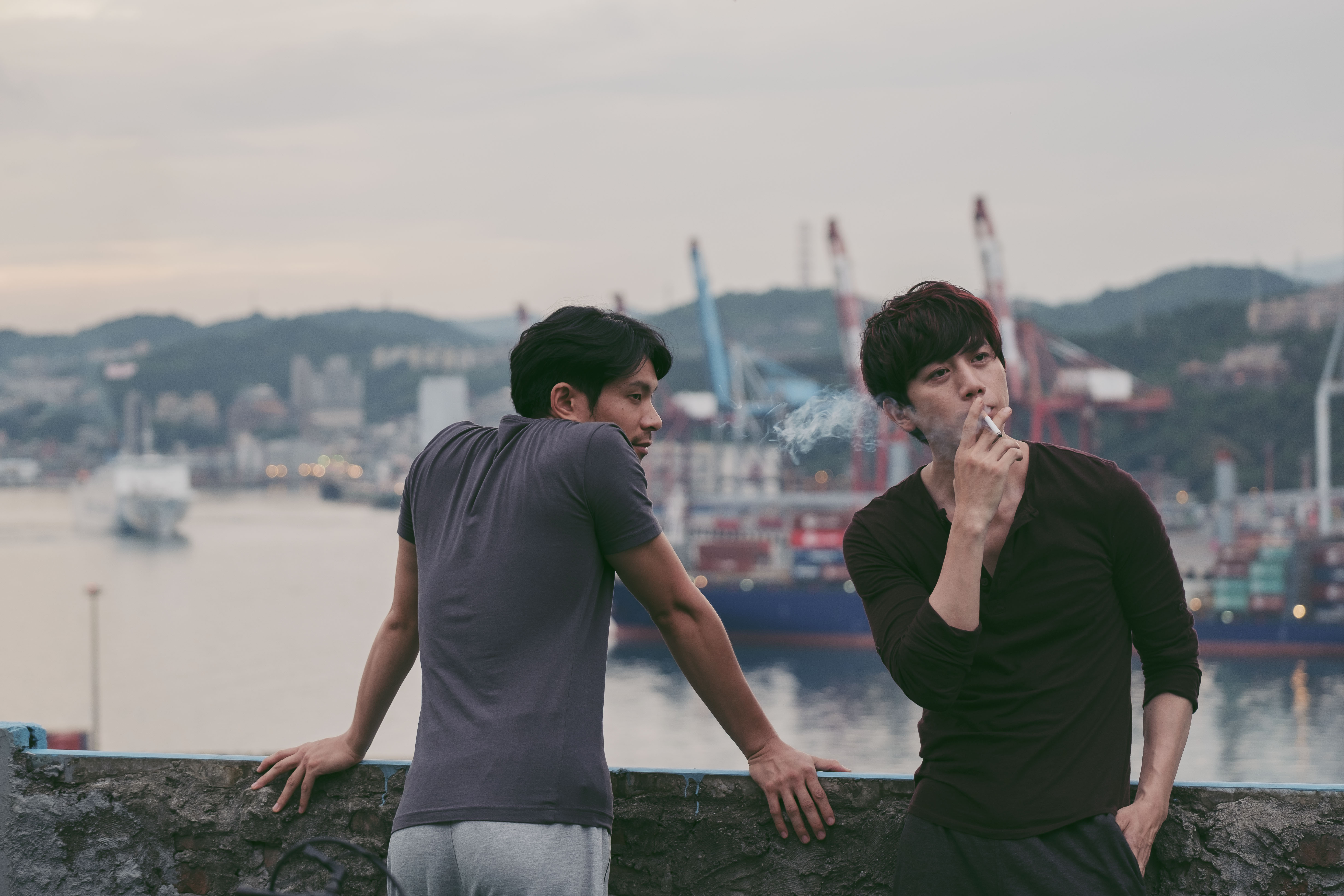 《親愛的房客》中,莫子儀與姚淳耀(左)飾演一對同志戀人,姚淳耀也才剛以《鏡子森林》獲得金鐘獎戲劇類最佳男主角獎。(牽猴子提供)