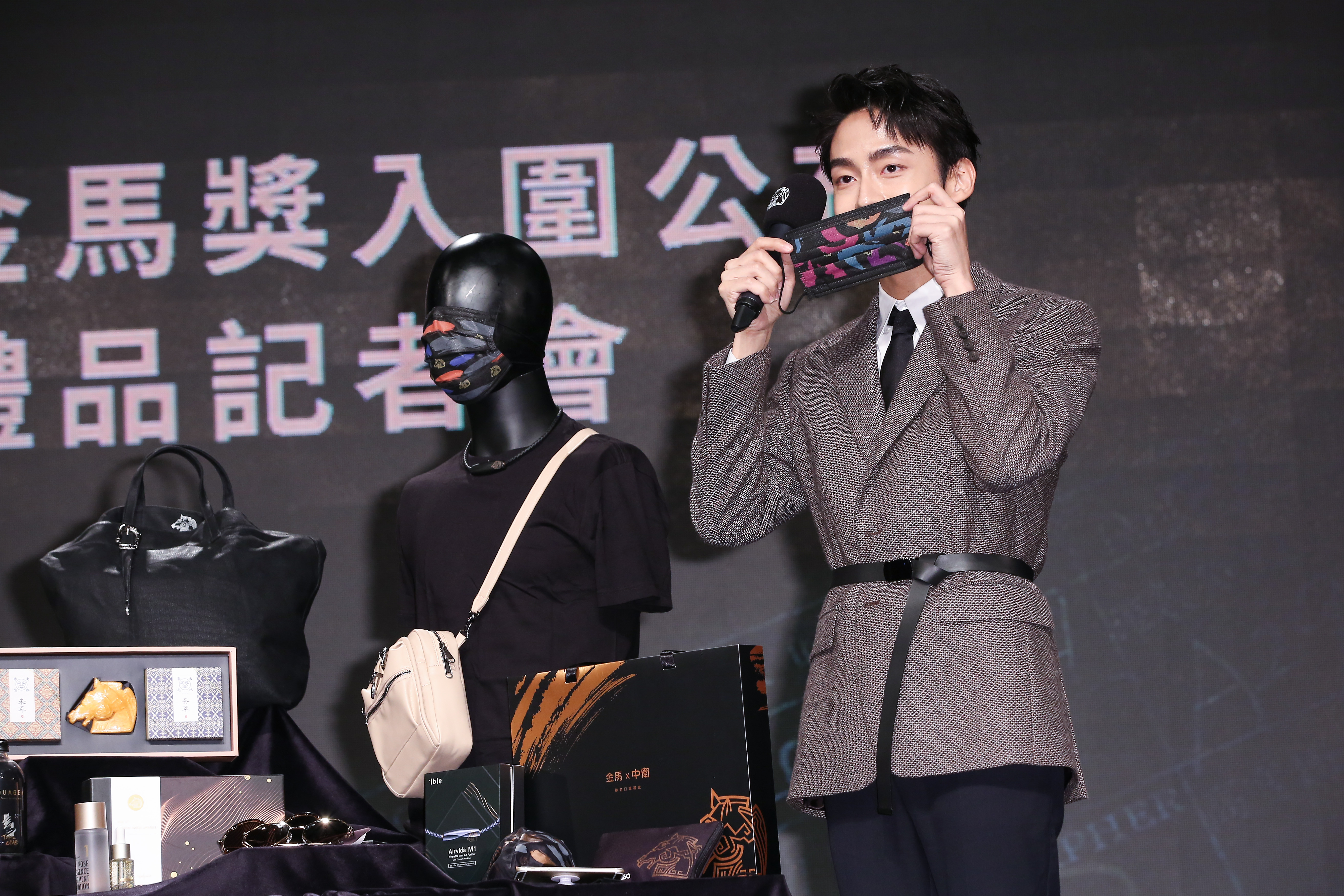 今年金馬禮品的亮點是針對疫情推出的聯名口罩。