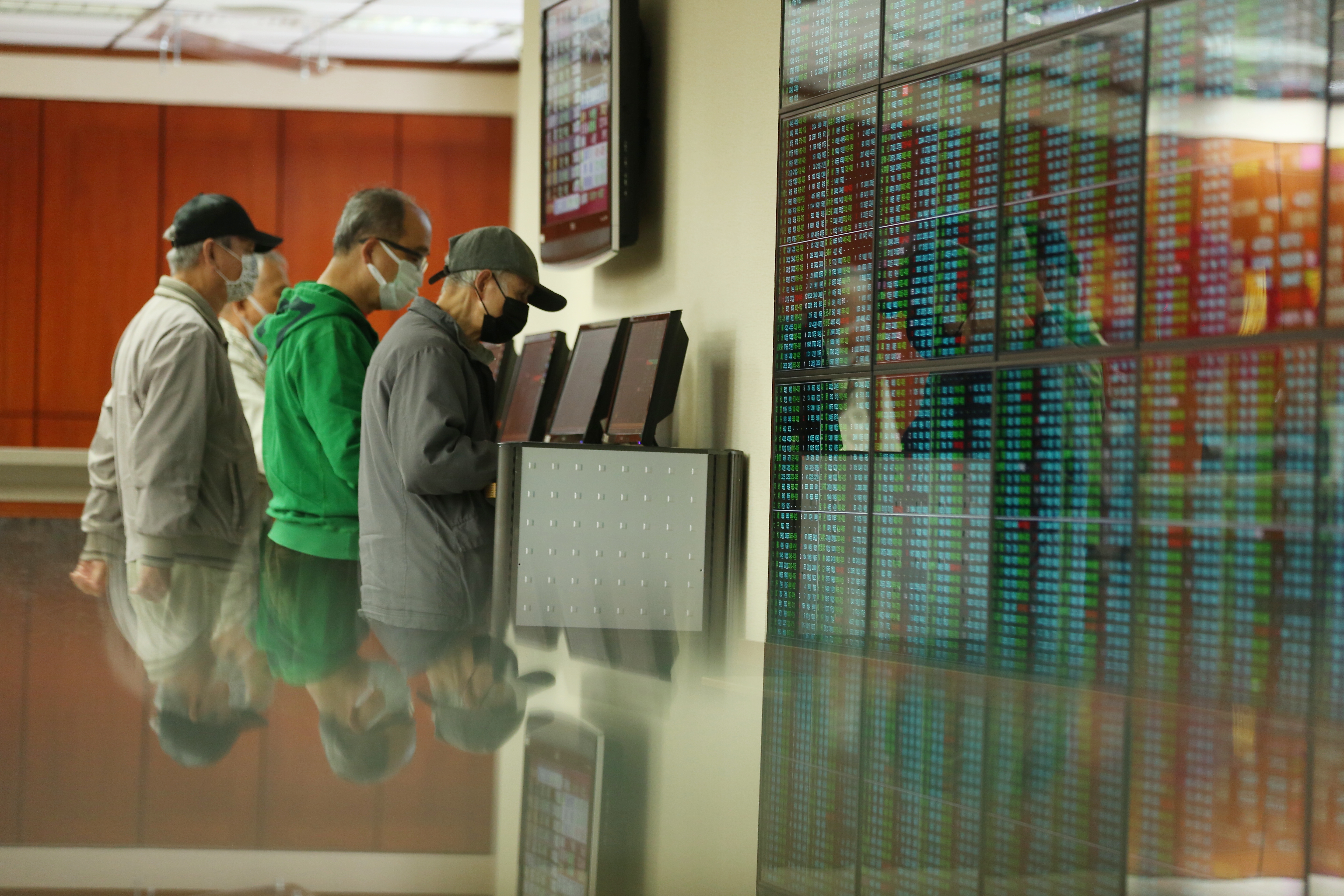 槓桿及反向ETF操作難度高，投資人要有一定程度的股市操作經驗，再投資這類ETF較適合。