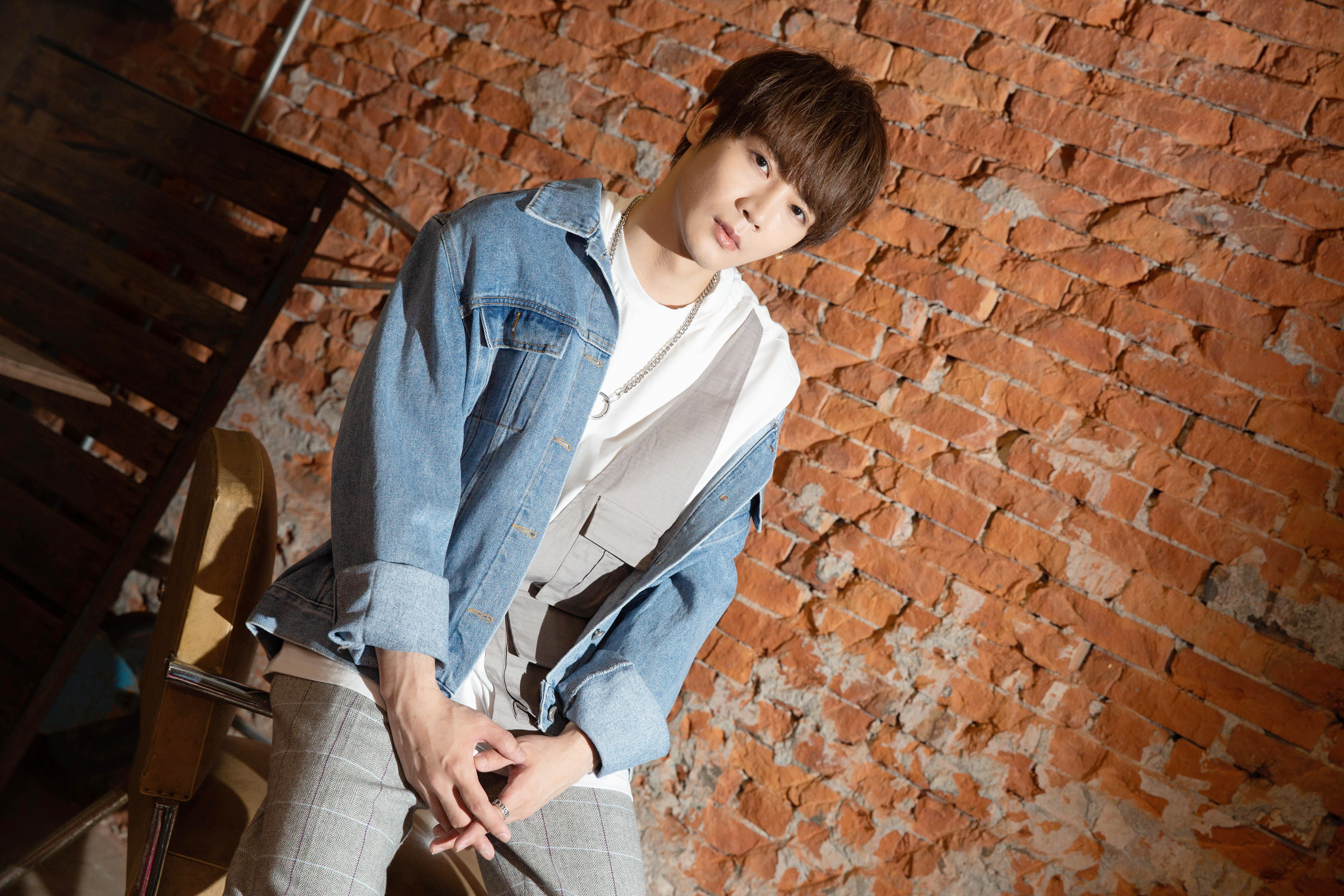 古曜威近日推出單曲《我們都心軟》，因MV劇情是男男戀而引發網友熱烈討論。