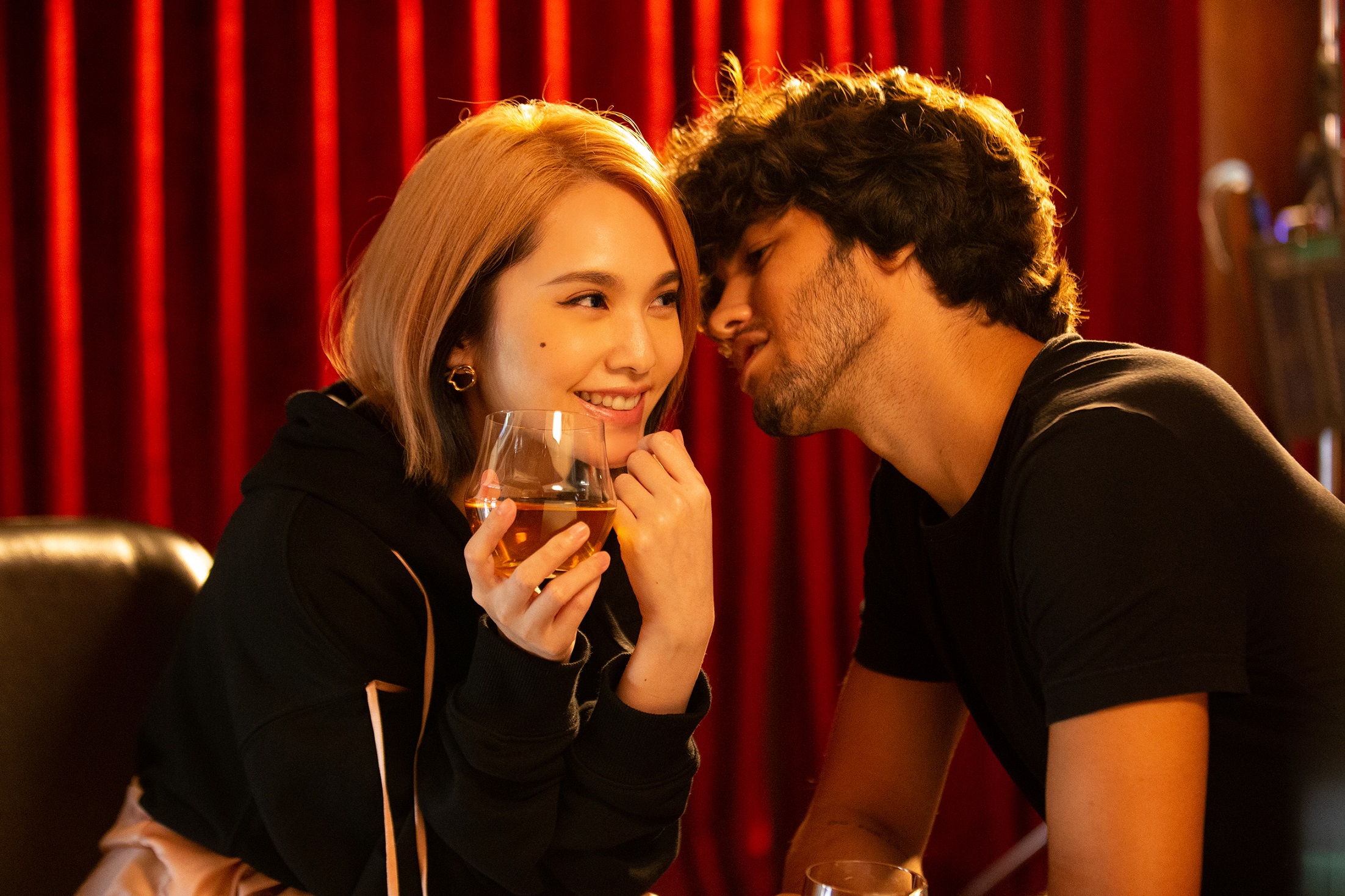 〈SINGING IN THE RAIN〉MV中，楊丞琳與一外國人演感情戲。（EMI提供）