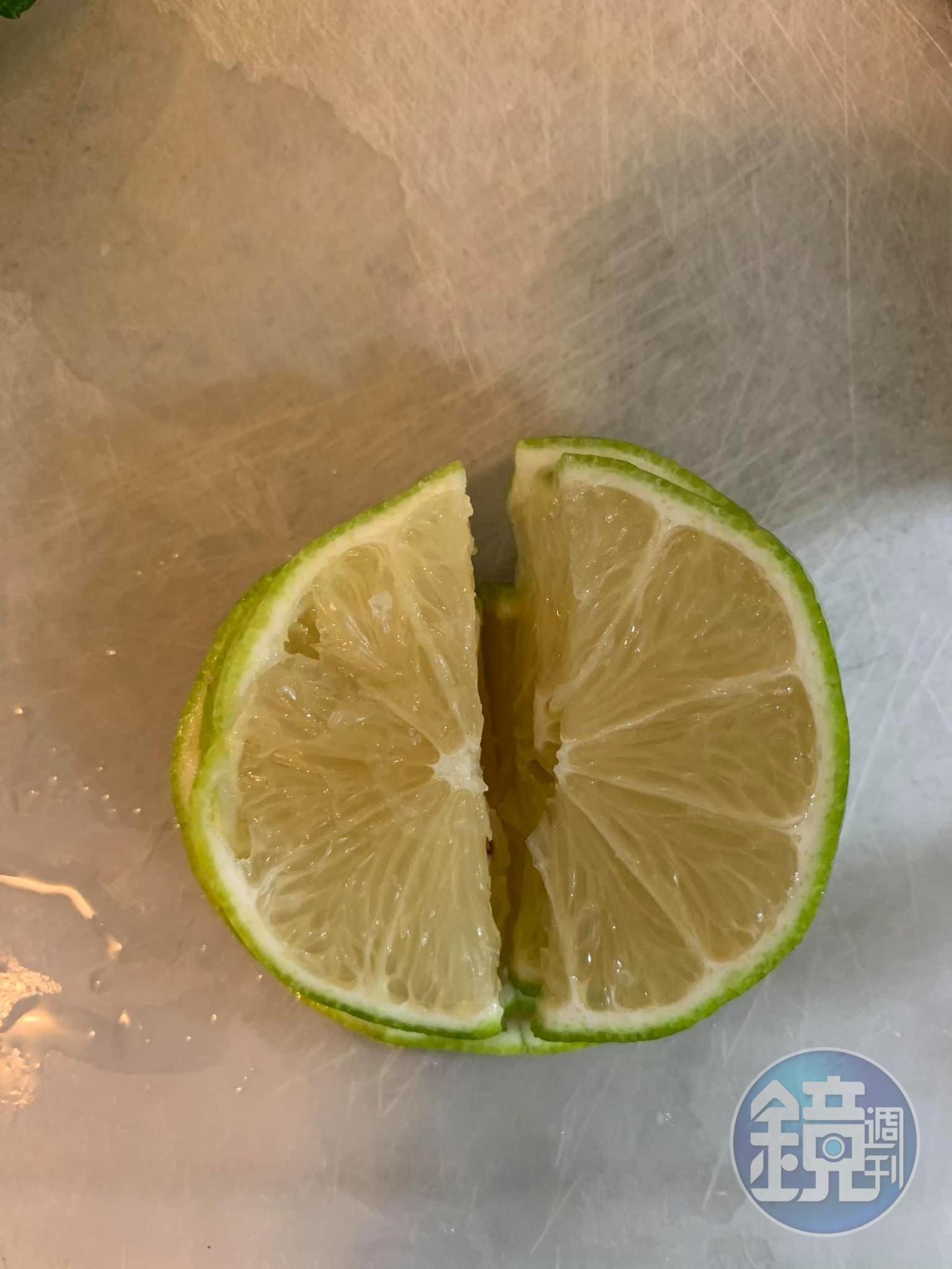 切8片青檸，其他榨汁備用。
