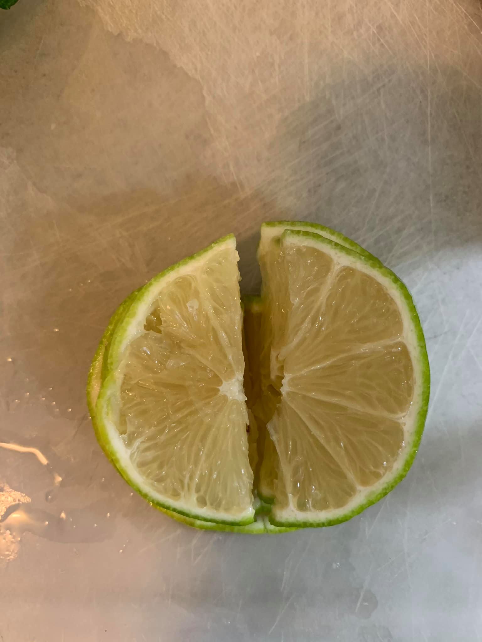切8片青檸，其他榨汁備用。