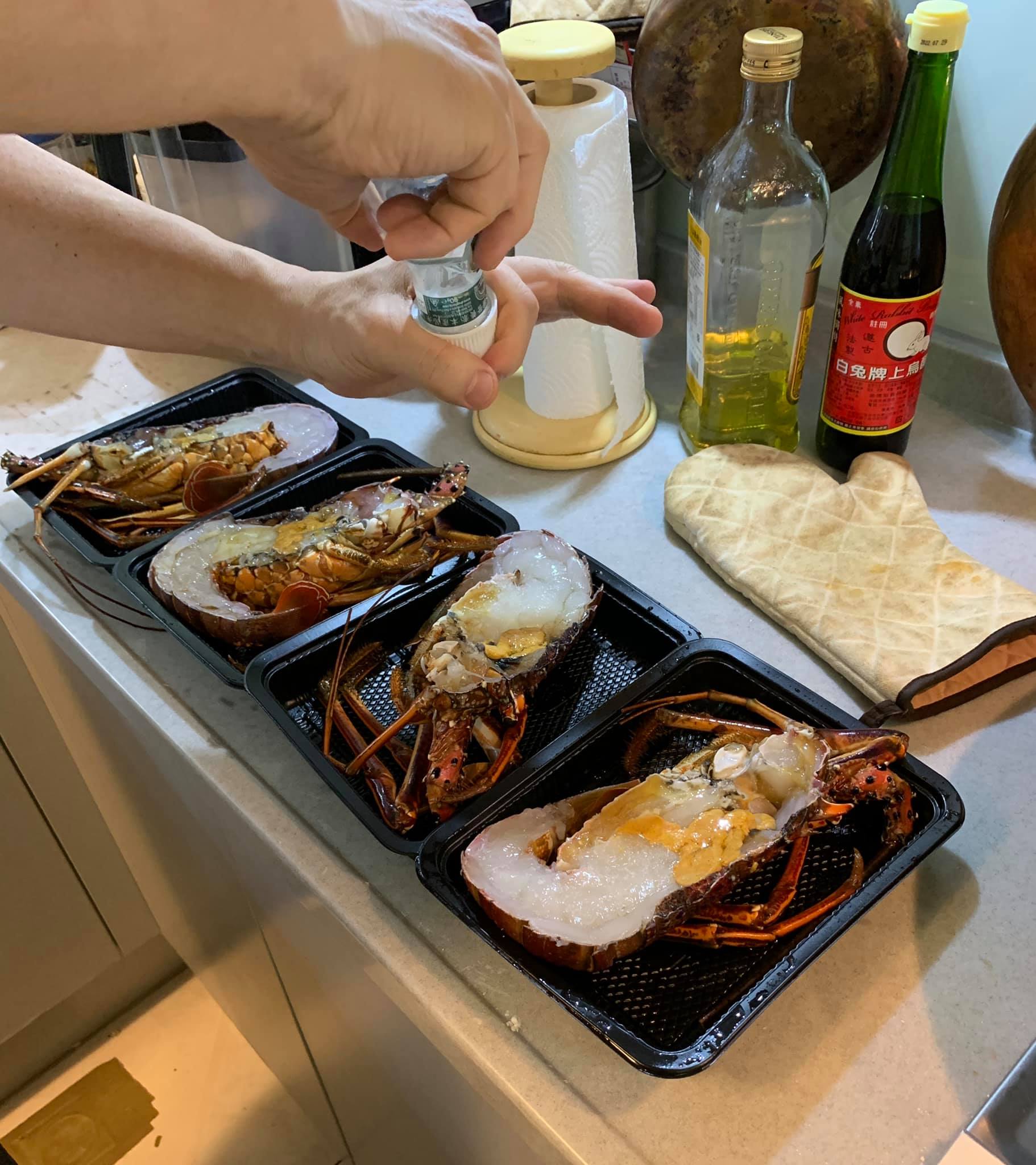 在龍蝦上均勻撒鹽。