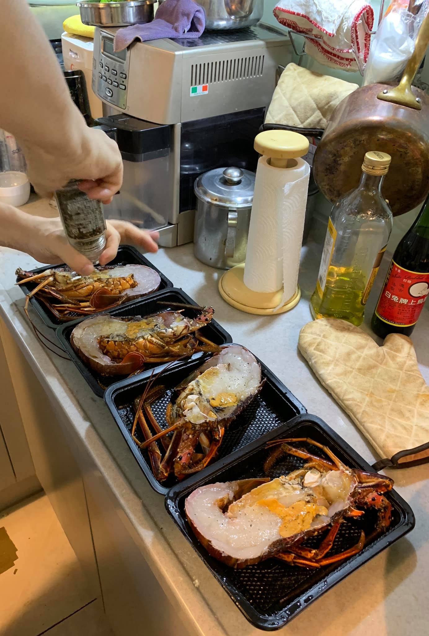 平均灑上胡椒。