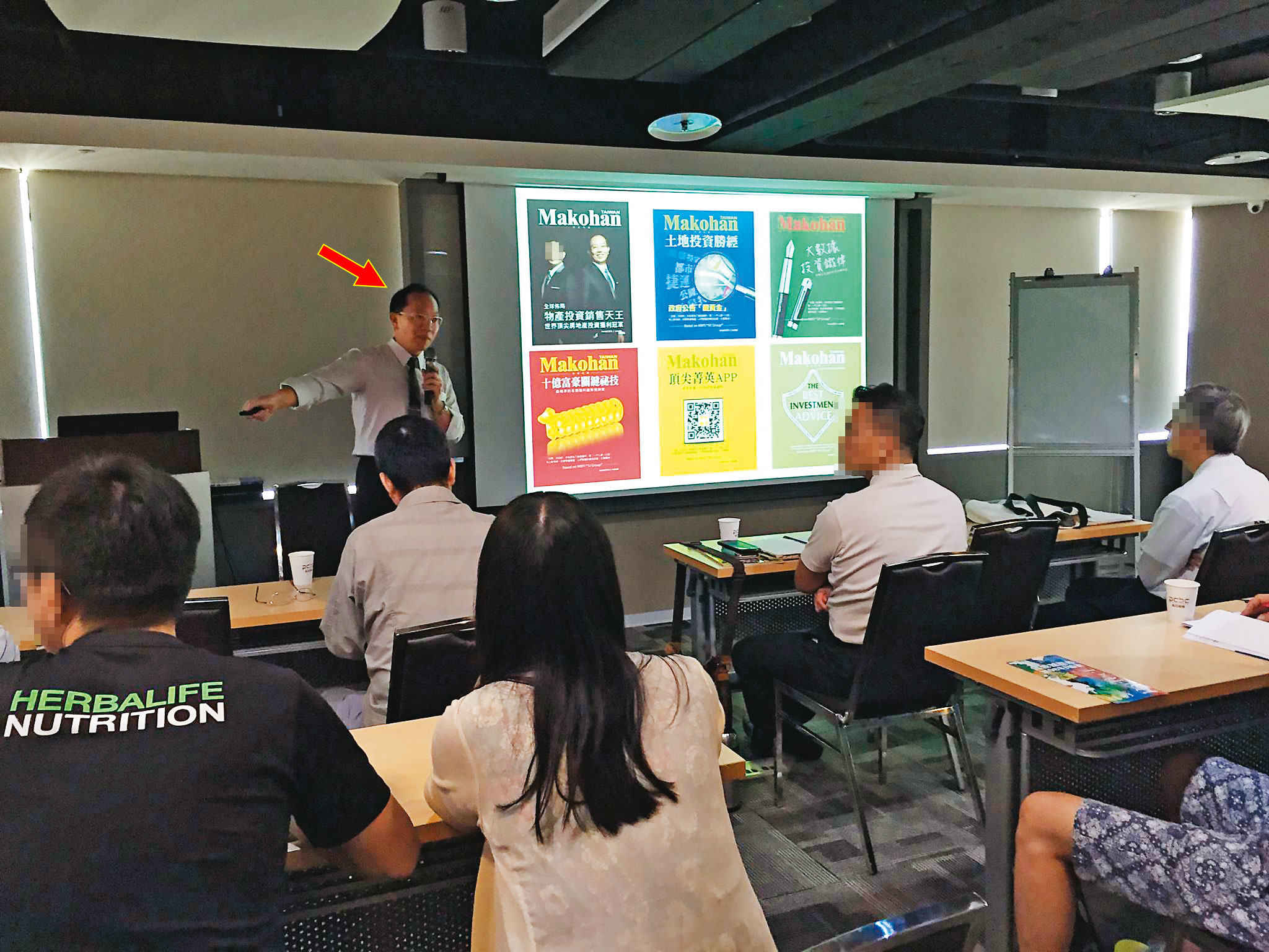 許多民眾都會前往許芸融開設的投資學院參加講座,聽他講述理財方法。(翻攝馬可瀚投資學院臉書)