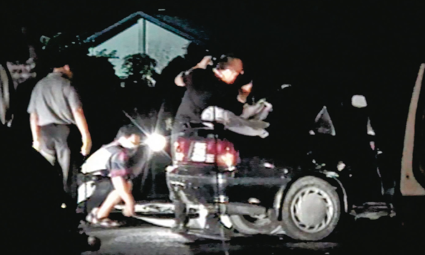 吳女在車內佯裝與學生A女一同燒炭自殺，但警方發現車窗根本沒關。（東森新聞提供）