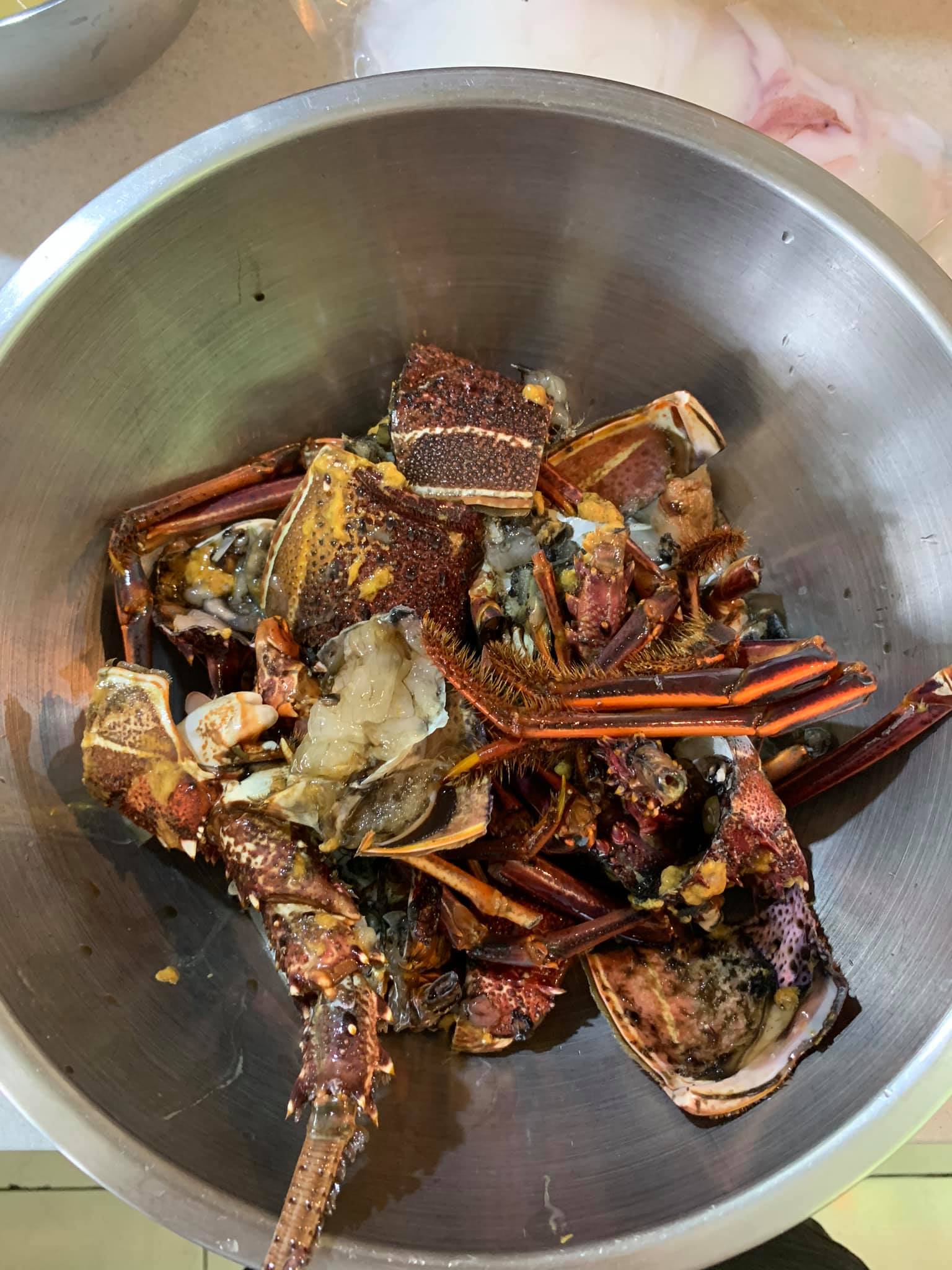 南門市場送來的新鮮龍蝦頭。