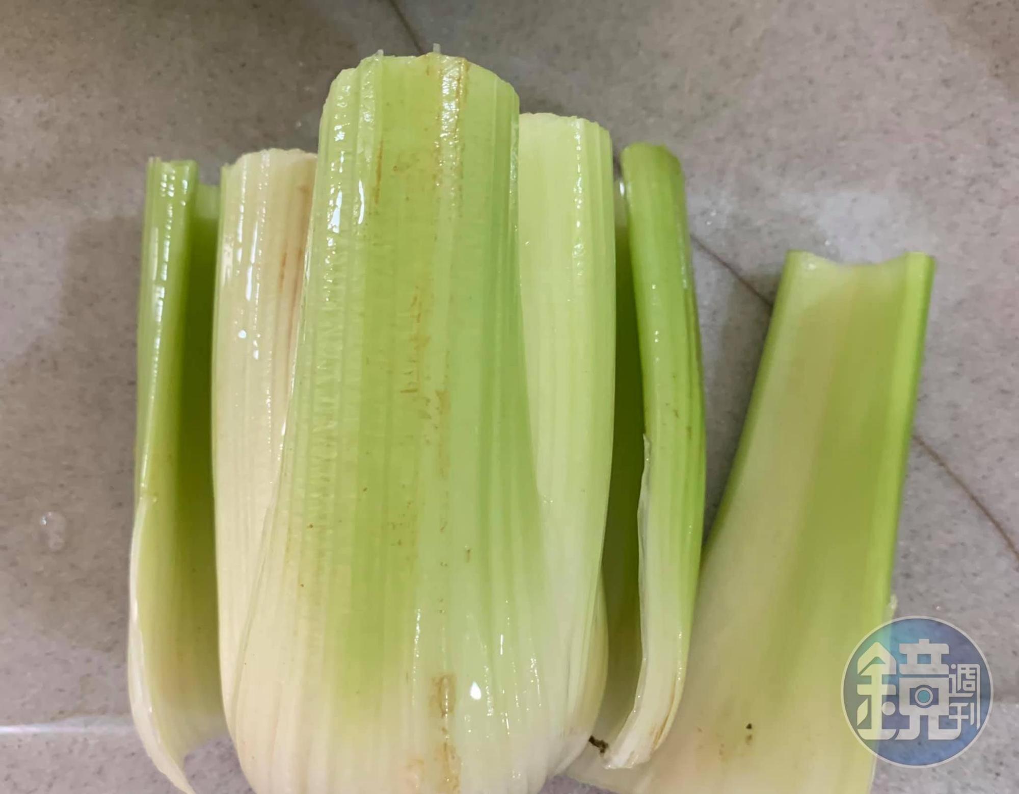 取芹菜近根的部分熬湯。