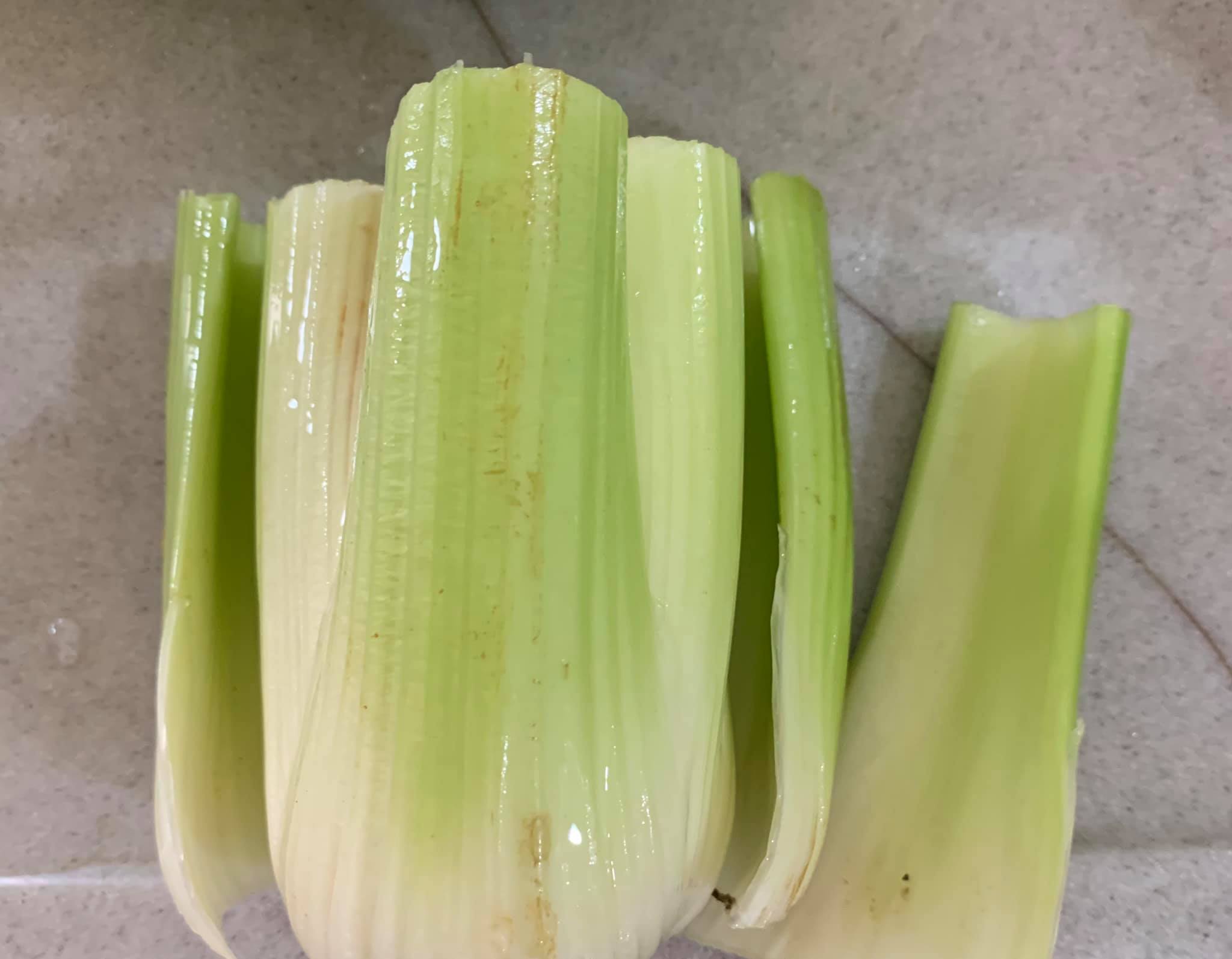 取芹菜近根的部分熬湯。
