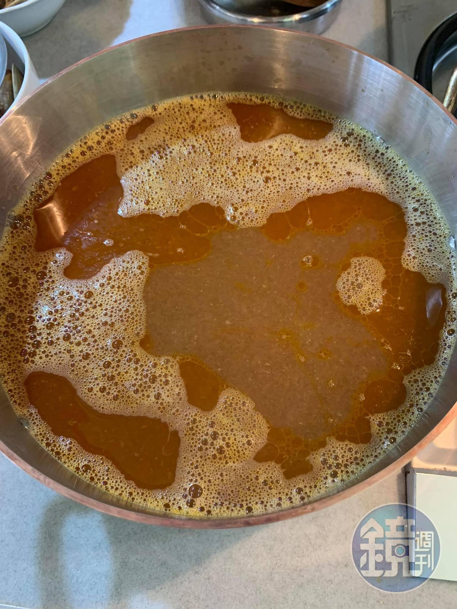 濾好的湯汁。