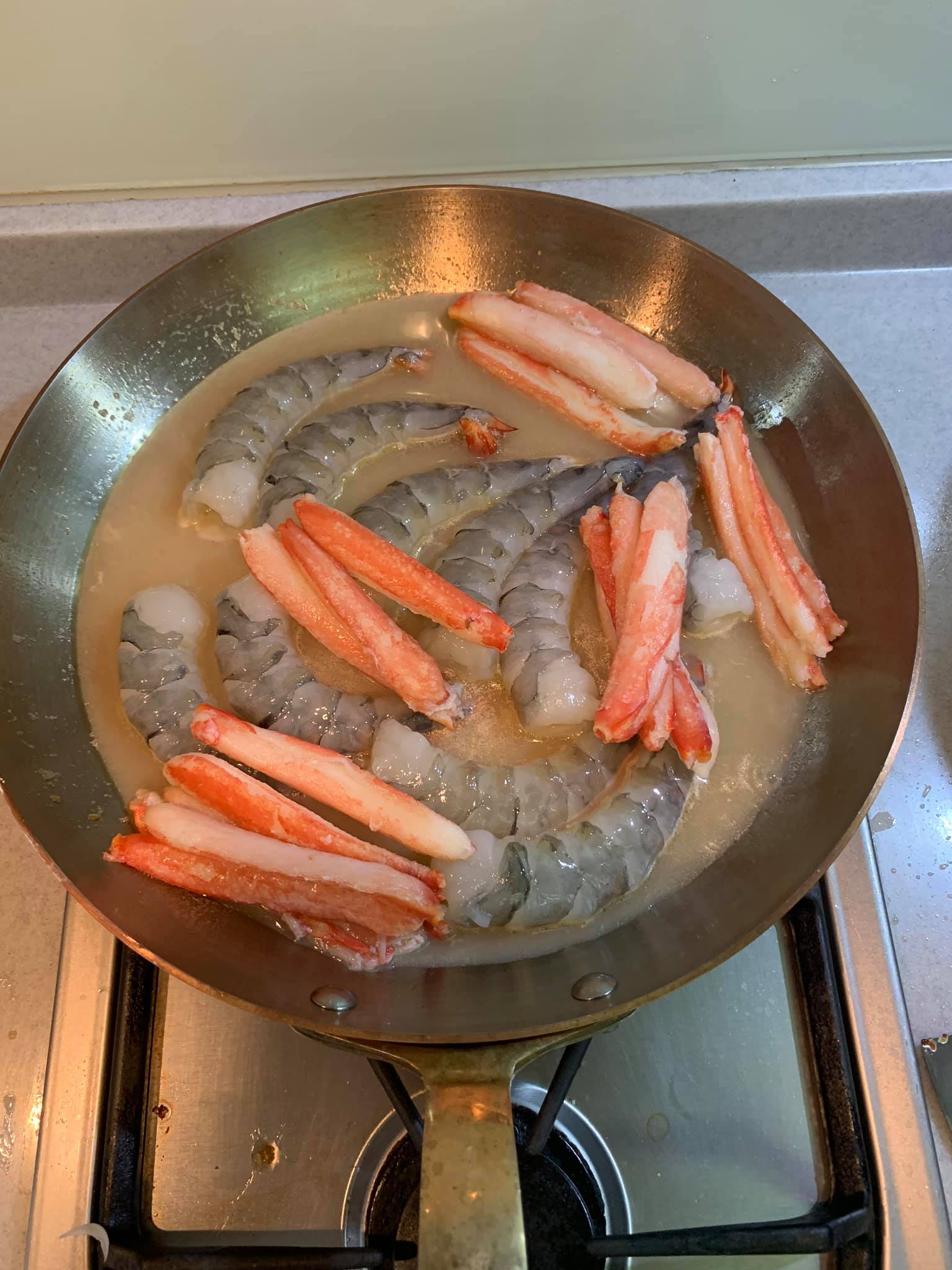 煮蝦仁及蟹足。