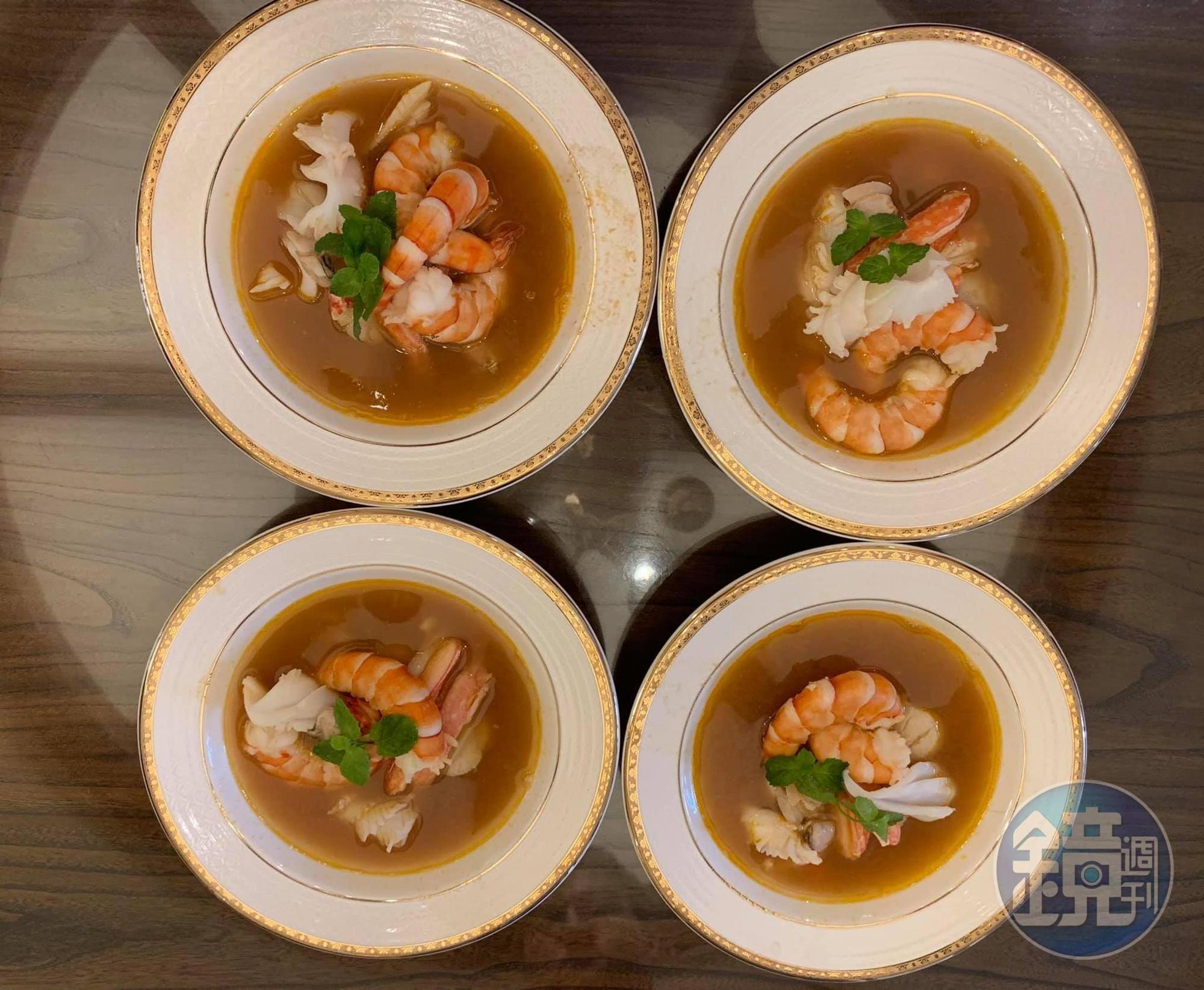 湯汁橙紅的「西西里海龍王湯」完成。