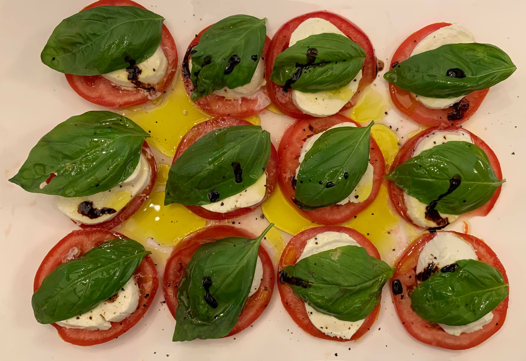 到義大利旅行時常吃這道「番茄羅勒莫札瑞拉乳酪沙拉」，在台灣也可以輕鬆複製。