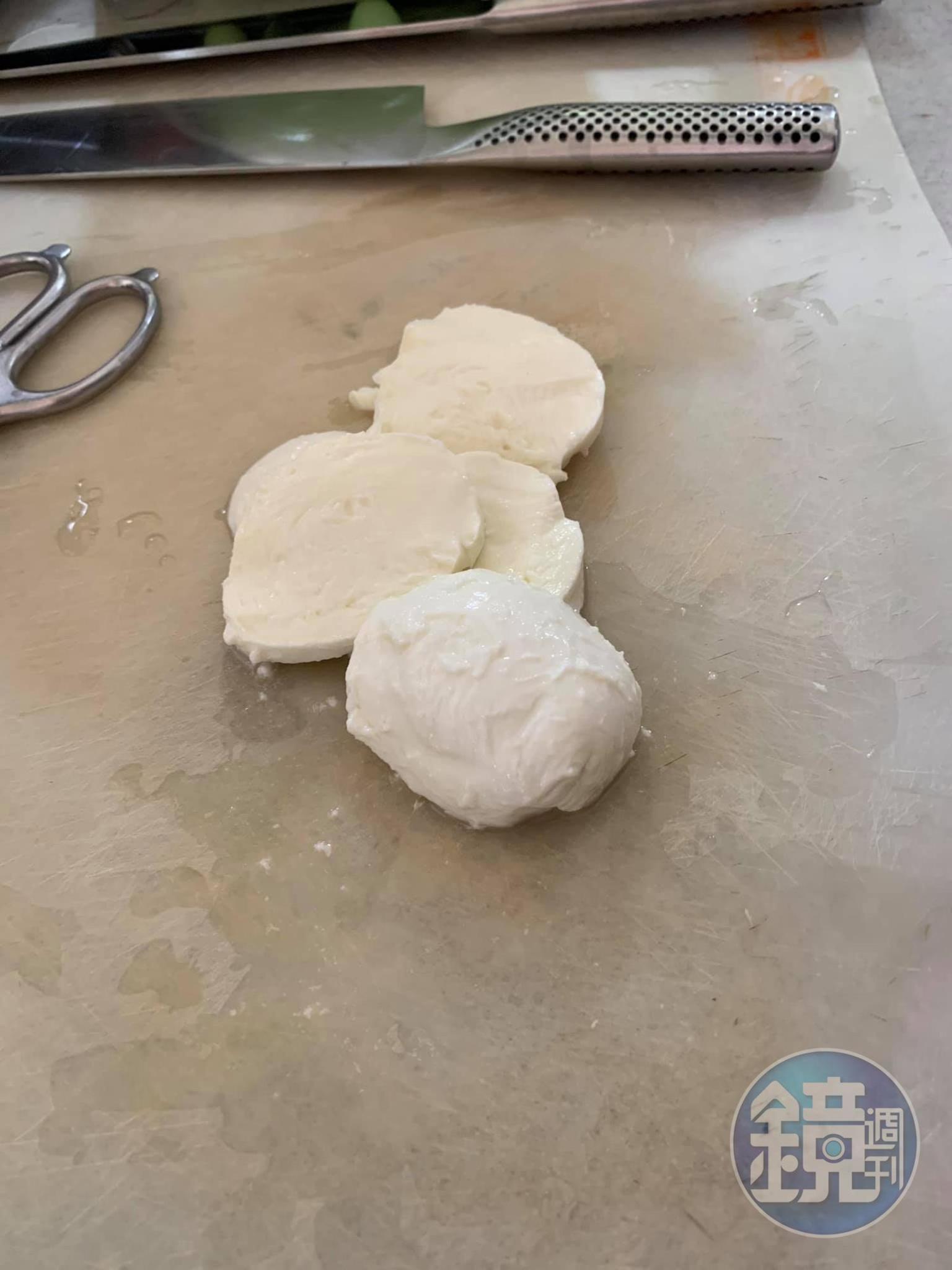 莫札瑞拉乳酪切成3公分薄片。