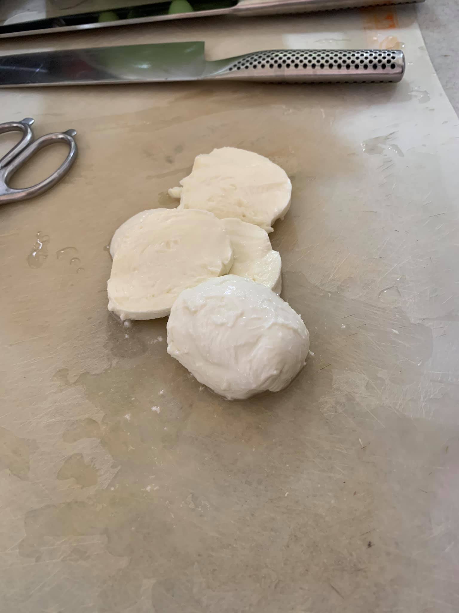 莫札瑞拉乳酪切成3公分薄片。
