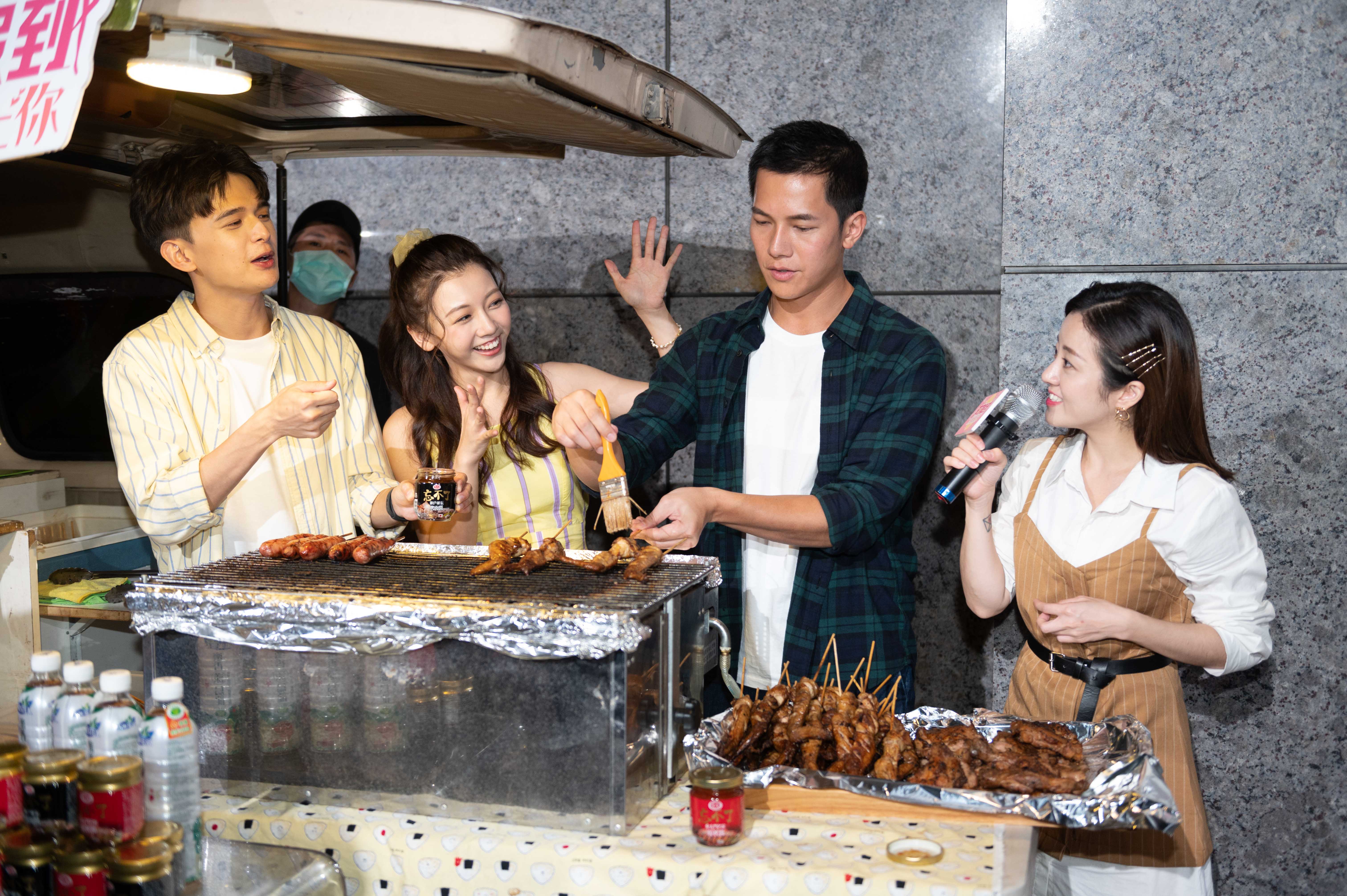 梁瀚名（右2）親自替粉絲們烤肉。（TVBS提供）