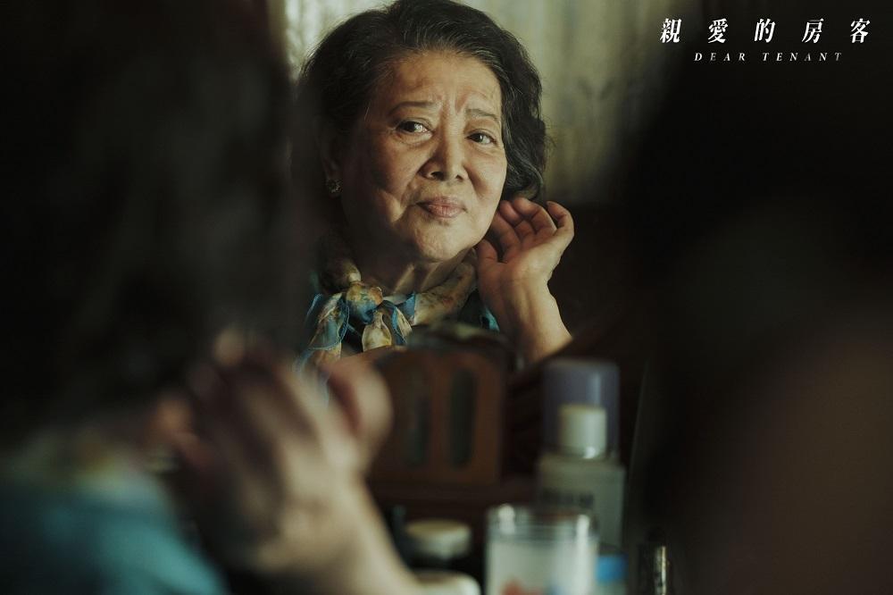 《親愛的房客》陳淑芳為糖尿病所苦,全片跟病體掙扎、腳不方便的舉止都非常生動,一點也不像在演戲。(牽猴子提供)