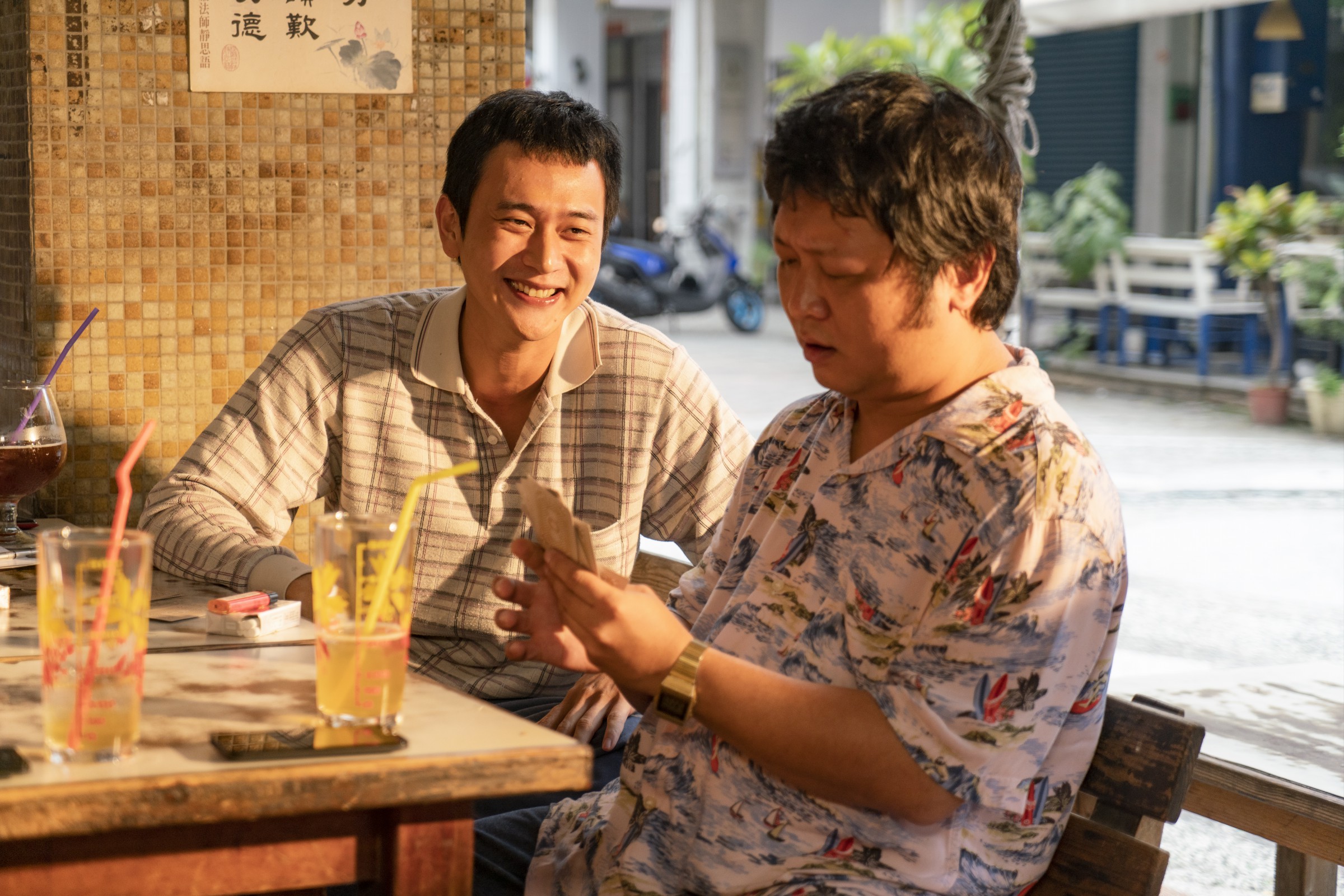 納豆在《同學麥娜絲》飾演全片最純情的角色,完全讓人意想不到。(甲上娛樂提供)