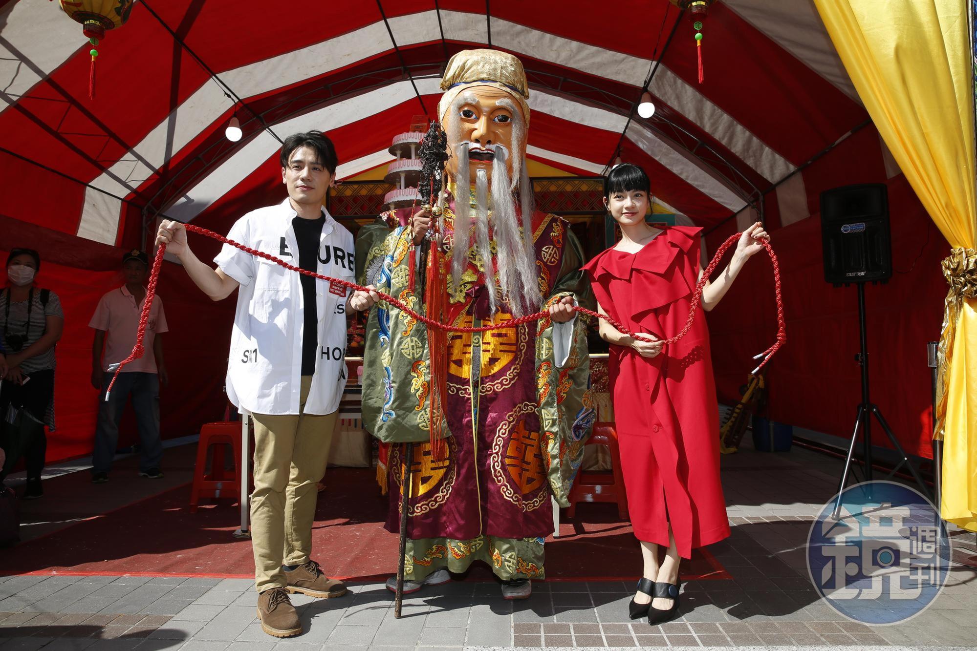 中秋節也是月老生日，傳說這天拜月老特別靈驗，邱志宇及姚愛寗在宣傳外，也為月老祝壽。