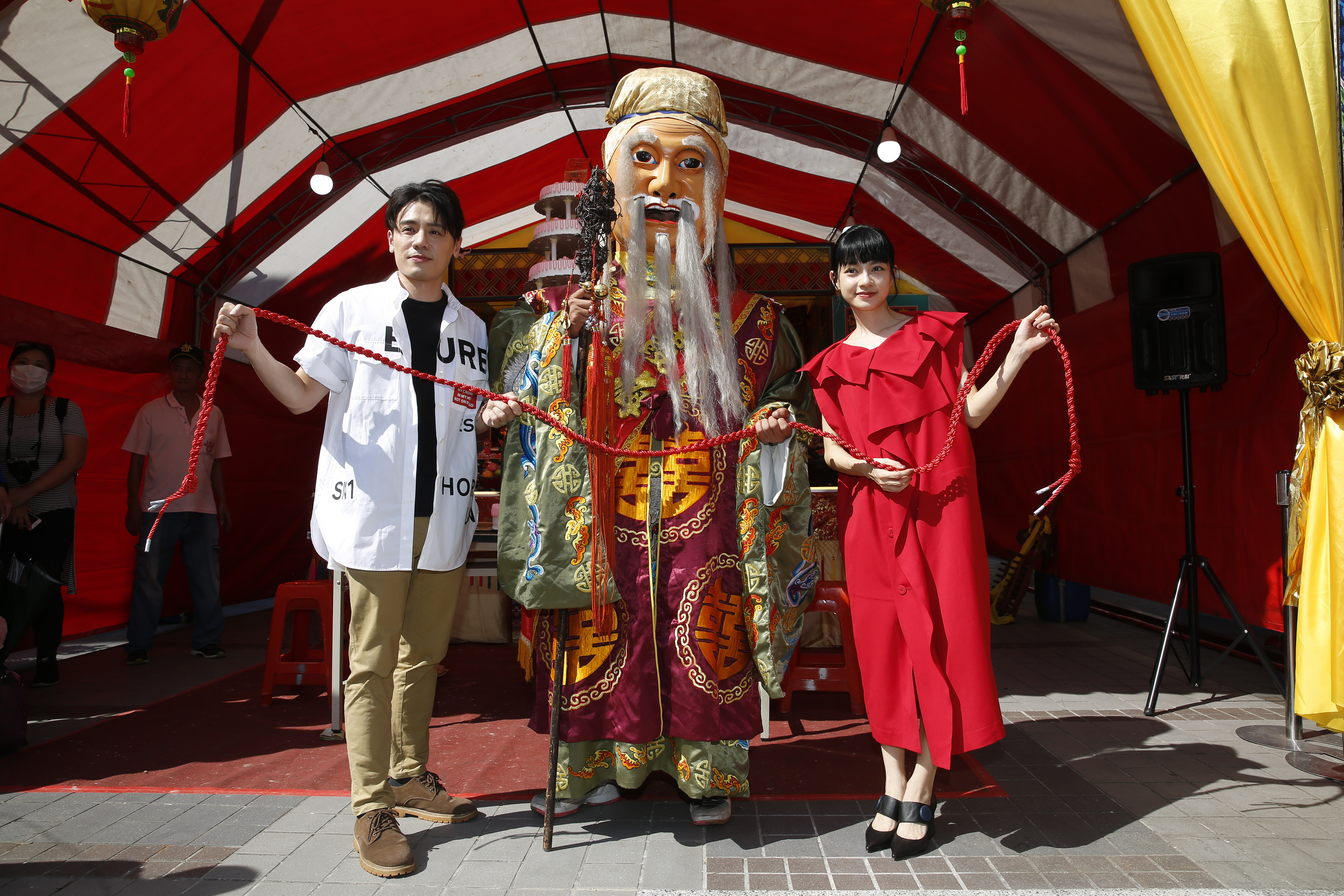 中秋節也是月老生日，傳說這天拜月老特別靈驗，邱志宇及姚愛寗在宣傳外，也為月老祝壽。