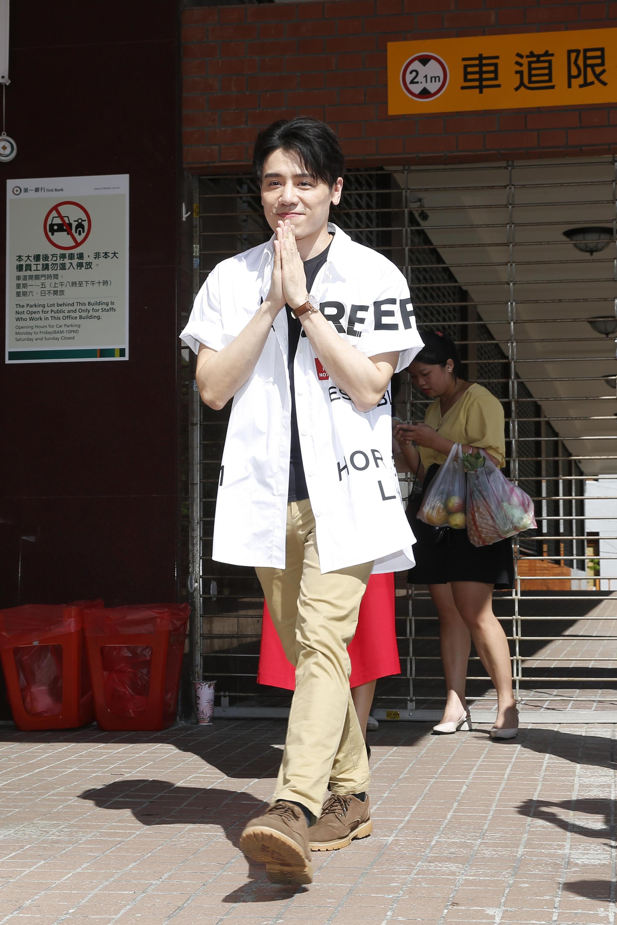 邱志宇透露拍攝墓園戲前還特地跟白光「打招呼」，果然拍攝一切順利。