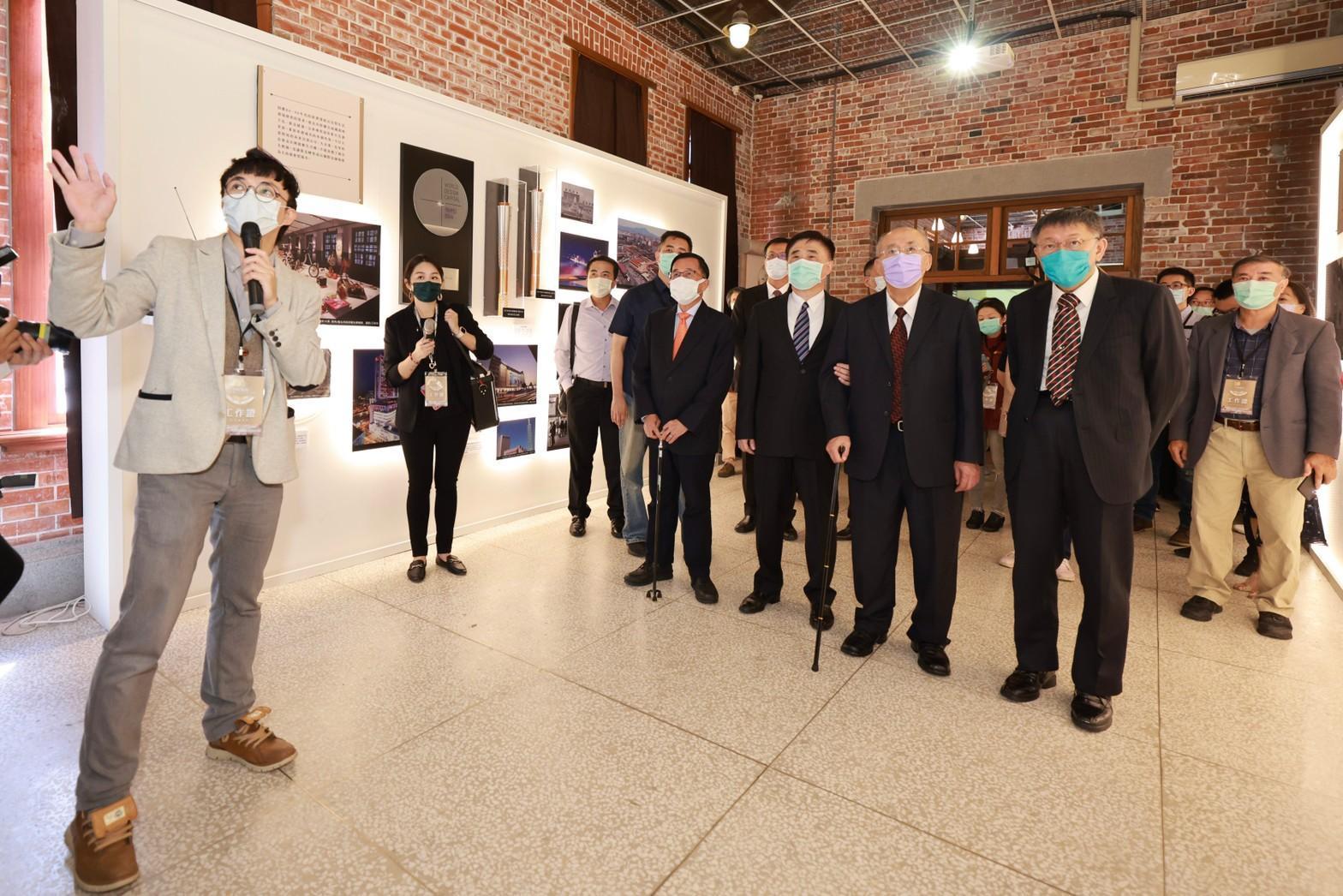 歷任台北市長一同來到西本願寺,參觀「世紀旅程—臺北設市百年紀念特展」。(翻攝自台北市文化局)