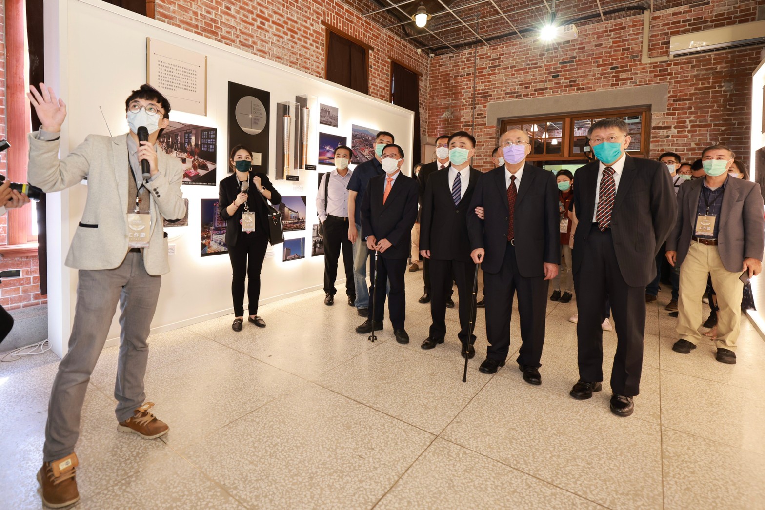 歷任台北市長一同來到西本願寺，參觀「世紀旅程—臺北設市百年紀念特展」。（翻攝自台北市文化局）
