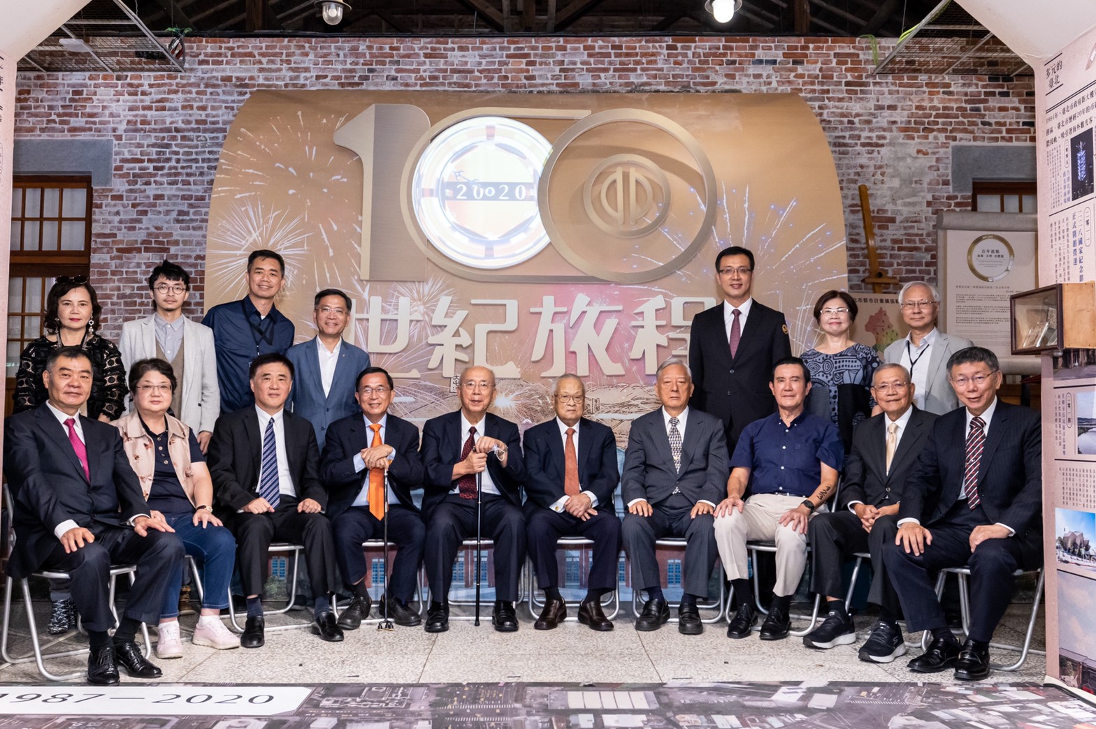 前後任台北市長為了設市百年紀年同台合照，形成難得的和諧畫面。（翻攝自台北市文化局）