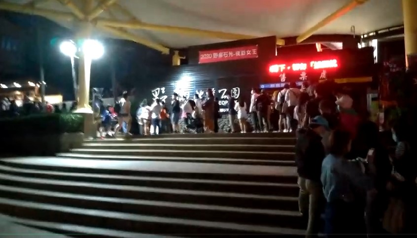 「野柳石光 夜訪女王」有精彩的光影表演和藝人演唱,適逢中秋連假湧入爆量遊客。(讀者提供)