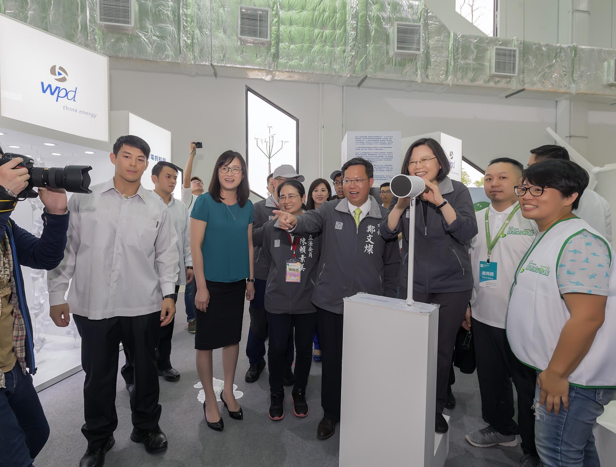 2018年達德能源於桃園農博綠色方舟館設置展位，介紹風力發電，總統蔡英文與桃園市長鄭文燦特別前往參觀。（達德能源提供）