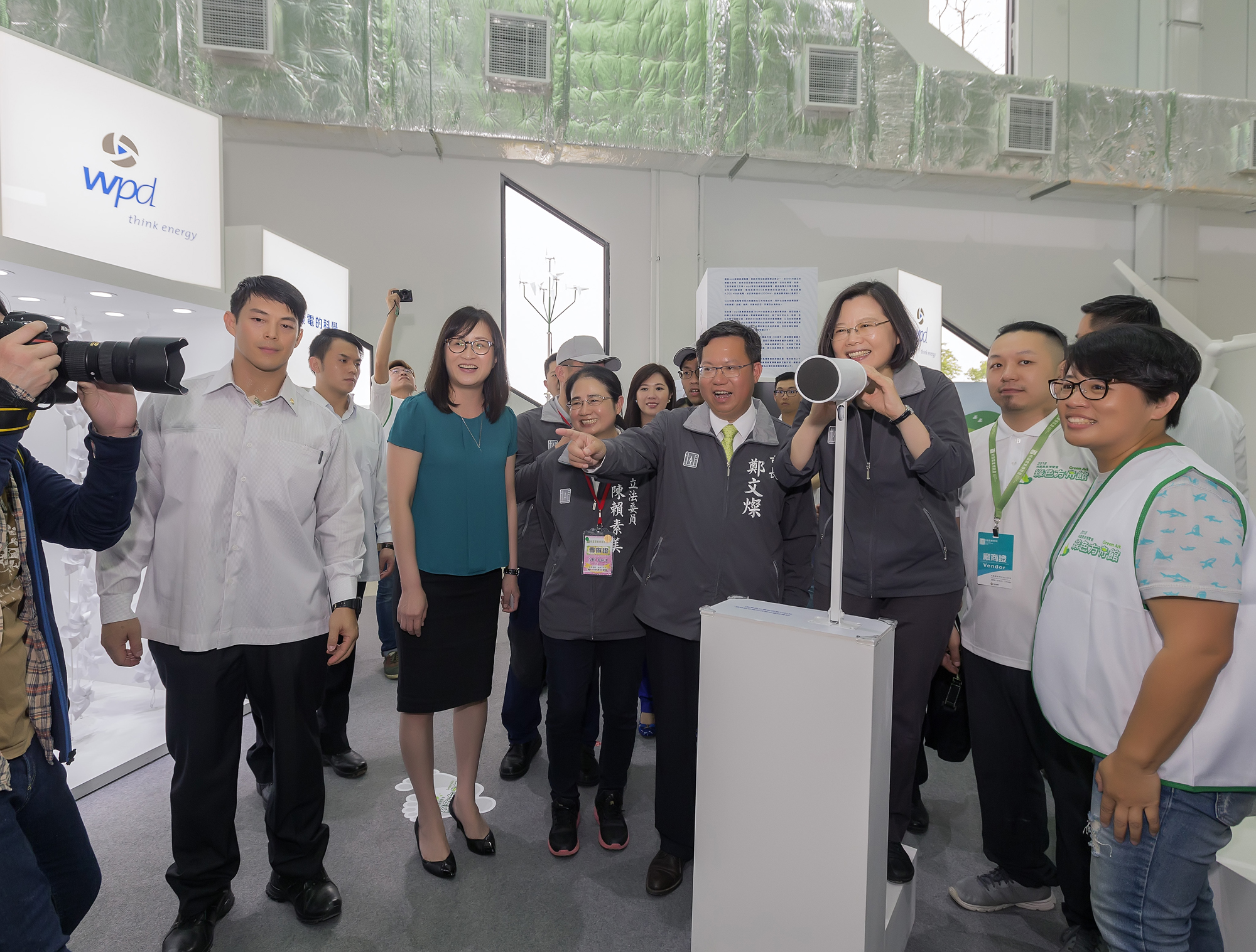 2018年達德能源於桃園農博綠色方舟館設置展位，介紹風力發電，總統蔡英文與桃園市長鄭文燦特別前往參觀。（達德能源提供）