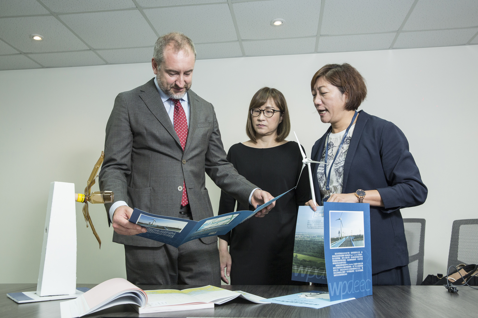 投資金額高達17億歐元的麗威風場突然卡關，驚動達德能源集團營運長歐貝合信（左），他專程自德國飛來，和王雲怡（中）聯手展開危機處理。