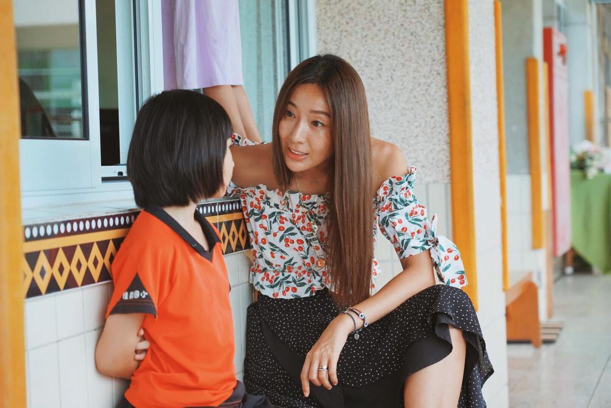 藝人隋棠（右）到偏鄉國小宣導，意外發現有男童遭鄰居猥褻。（翻攝自隋棠臉書）