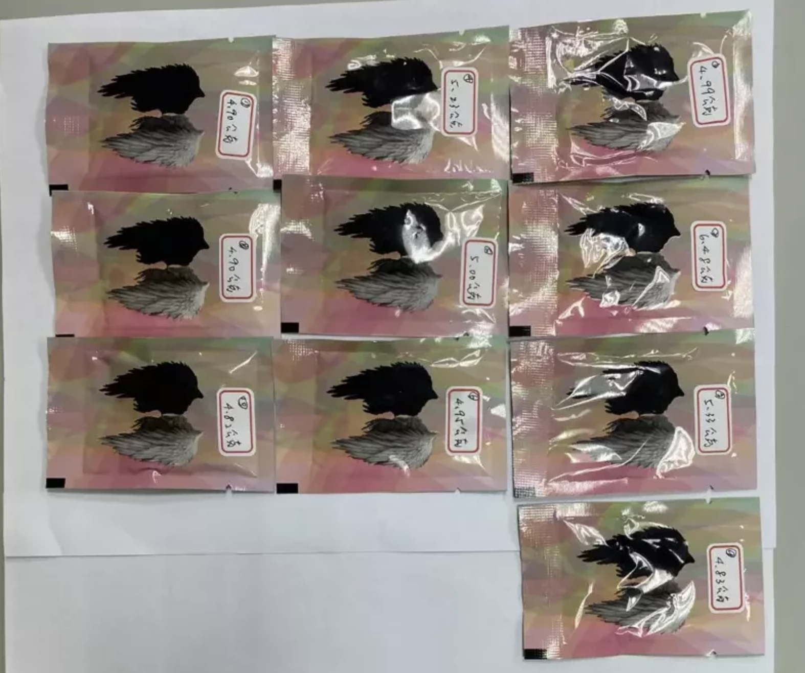 「偽熊貓」保溫箱內蛋餅盒打開,全是毒品咖啡包。(翻攝畫面)