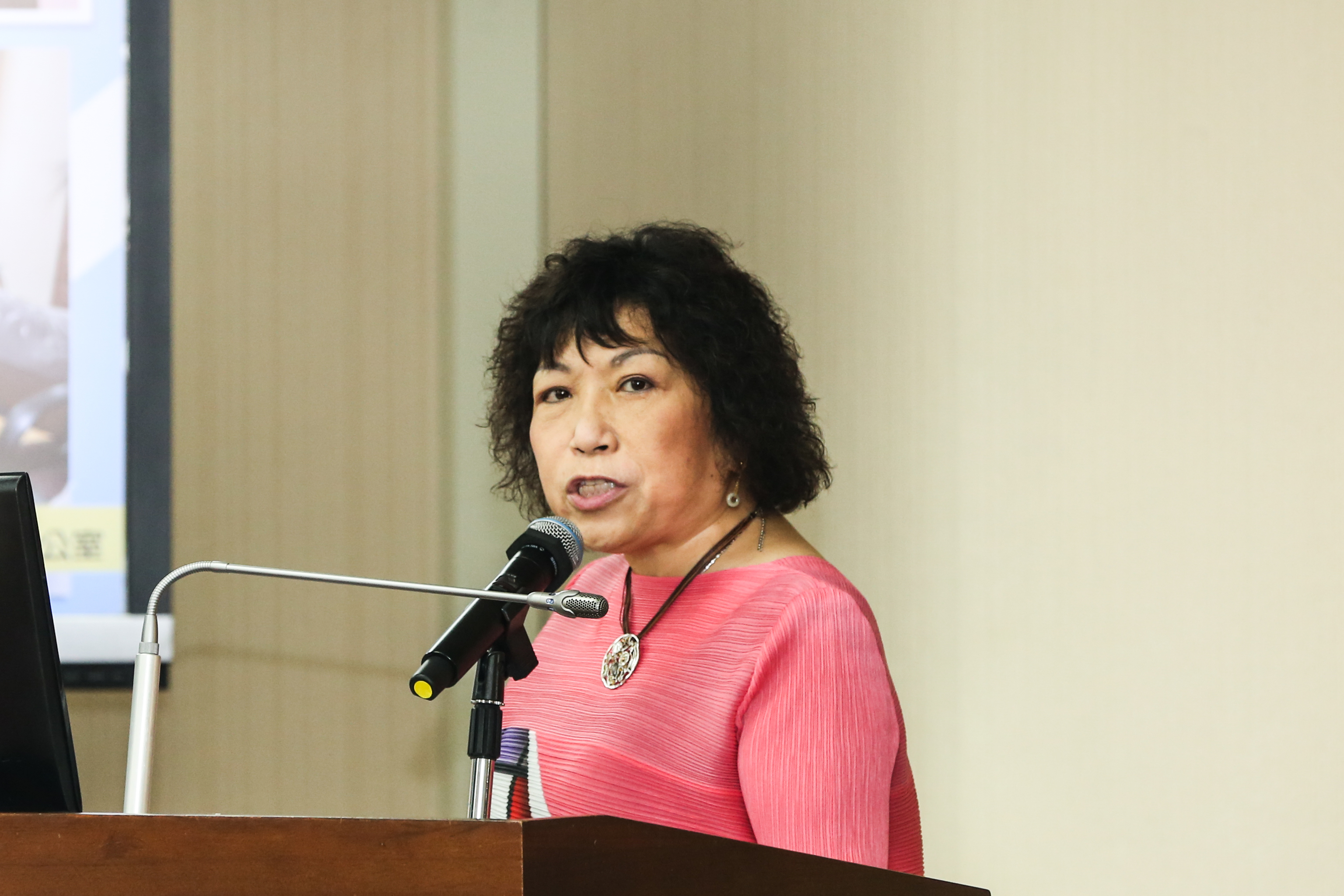 國民黨立委葉毓蘭認為，中國禁止台灣食品輸入這種「報復」手法已經用上癮了。