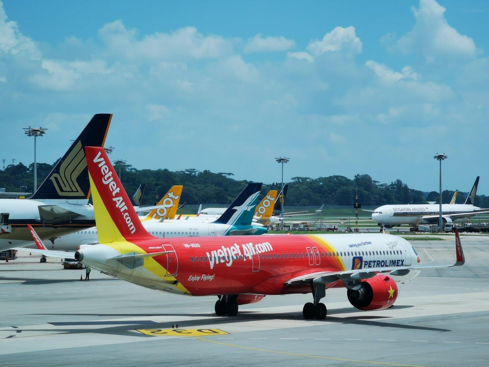 越捷航空一架航班日前發生乘客不滿防疫旅館費用超乎負擔，在機場抗議。示意圖。（翻攝自Vietjet臉書）