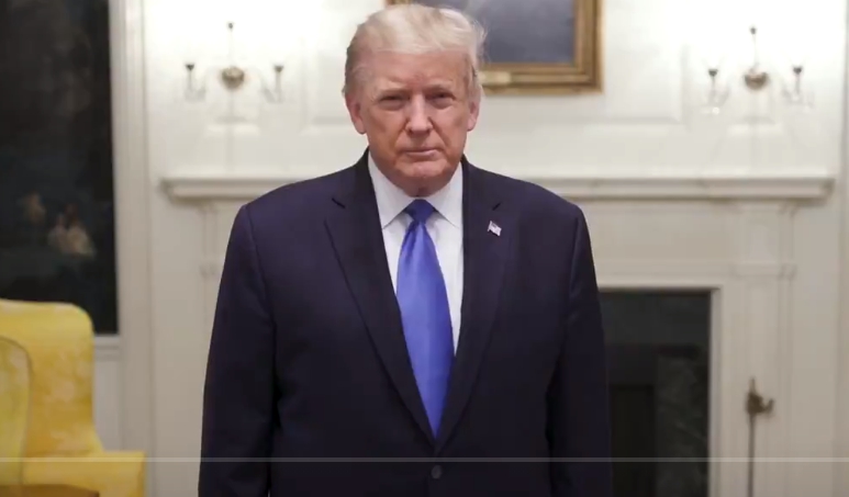 美國總統川普確診後首度露面。（翻攝自推特）