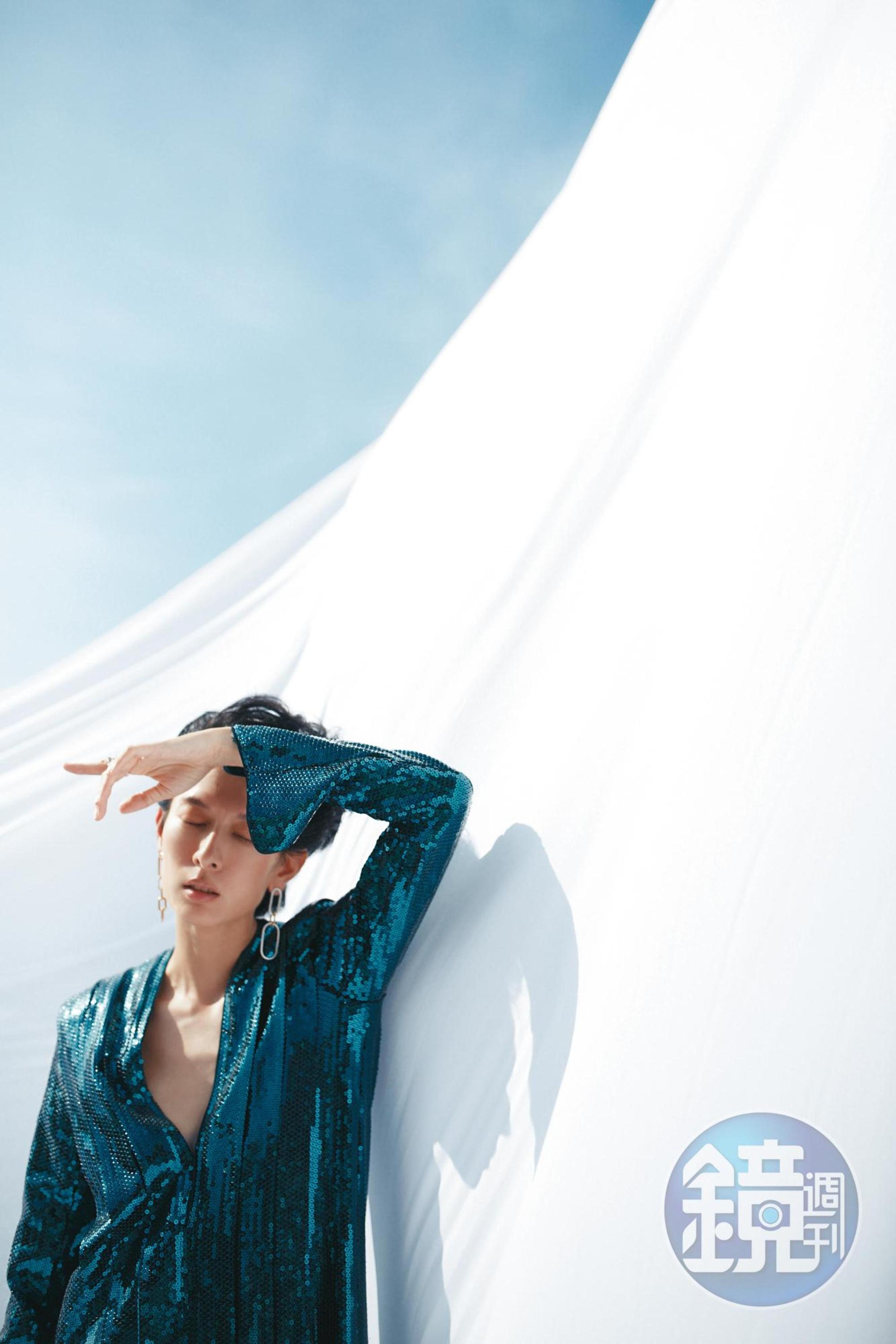 藍色亮片洋裝 NT$4,999 by H&M STUDIO／幾何垂墜式耳環 NT$7,990 by SWAROVSKI／水晶排鑽戒指 NT$6,490 by SWAROVSKI
