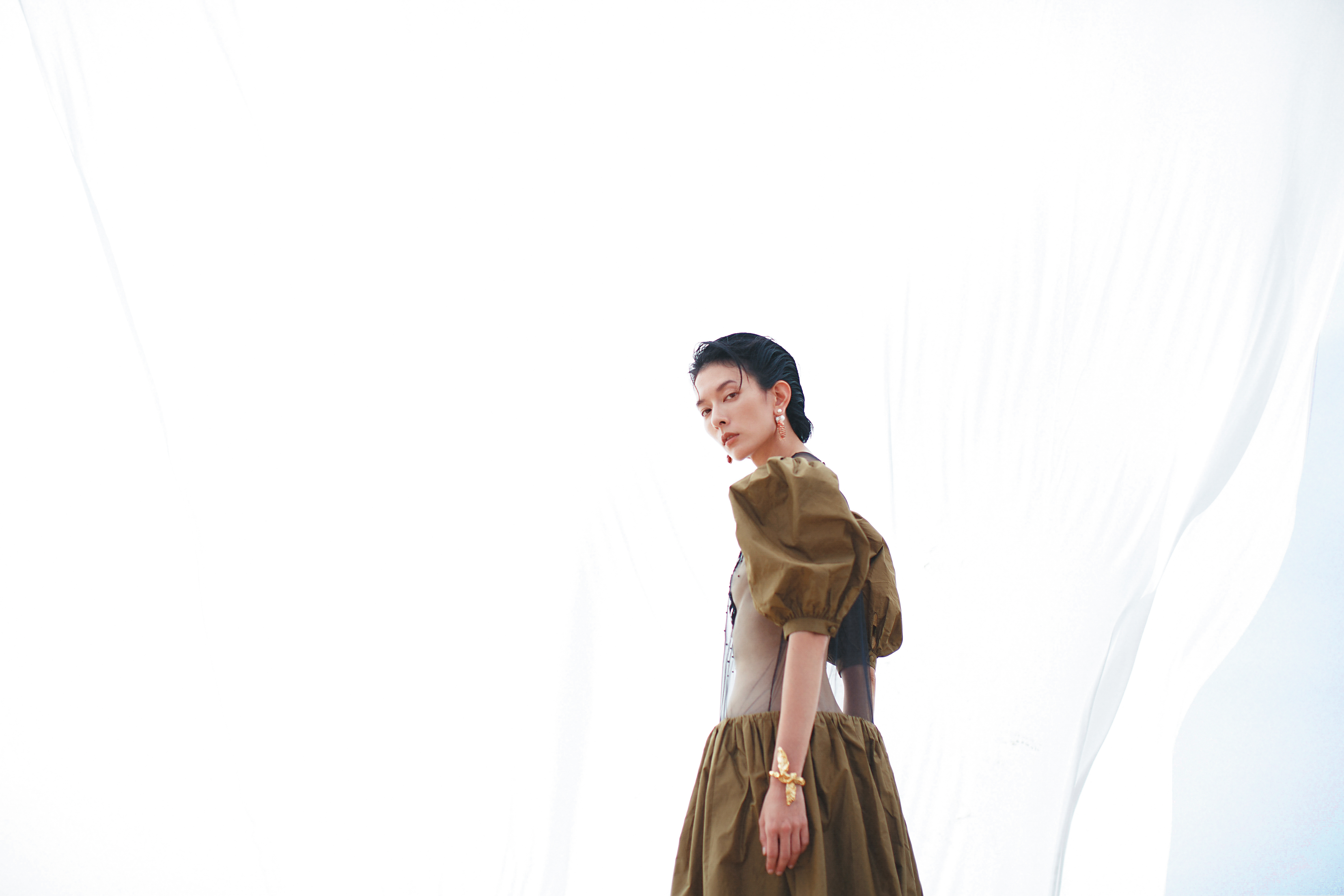 褐綠色透視刺繡洋裝 價格店洽 by PRADA／（右）Tribales 錦鯉與淡水珍珠耳環 NT$19,500 by Dior／（左）淡水珍珠珊瑚耳環 價格店洽 by Dior／Anouck手環 價格店洽 by Chloé 