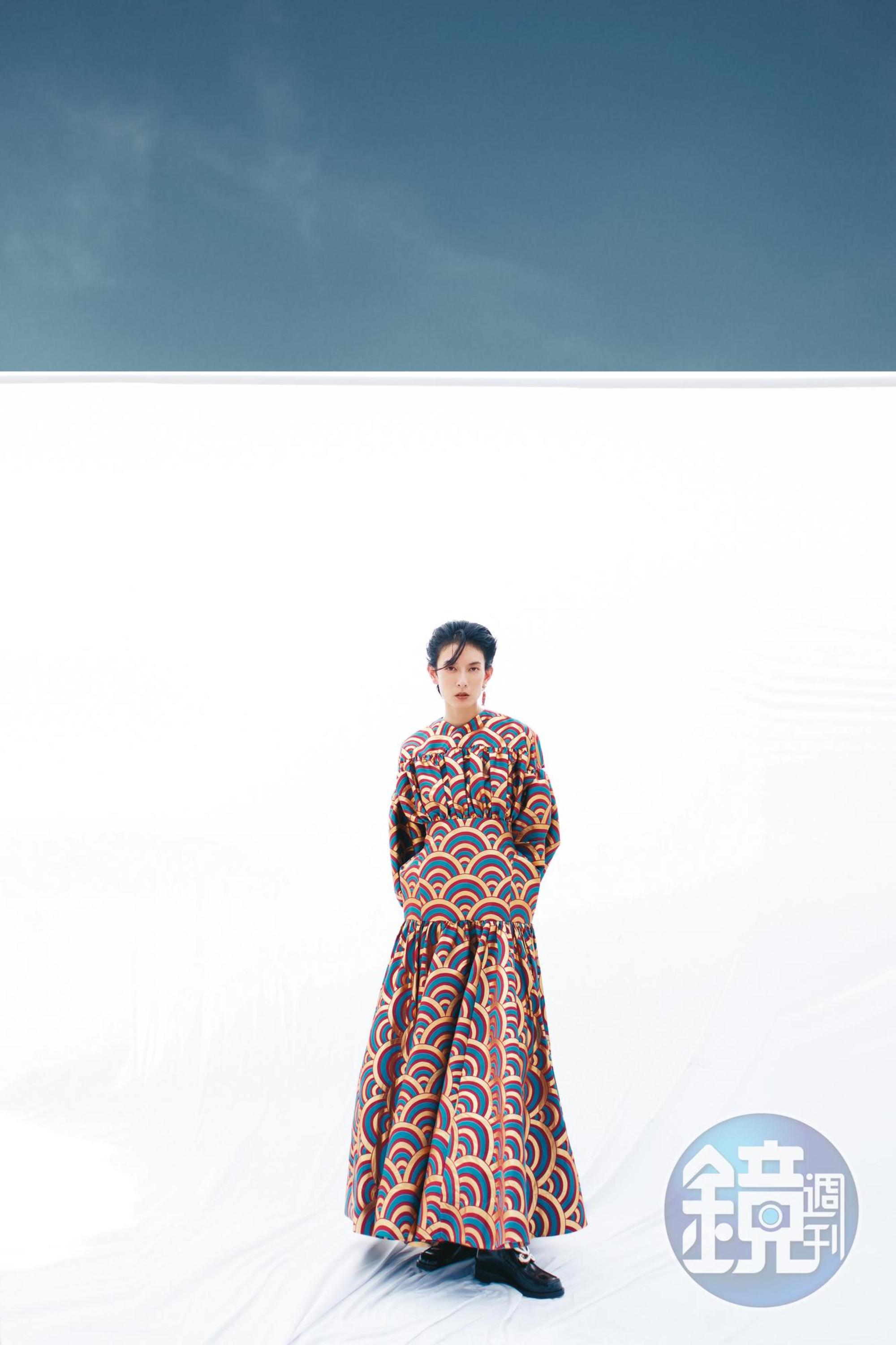 幾何立裁長洋裝 價格店洽 by LOEWE／黑色Logo皮鞋 NT$44,000 by LOEWE／Tribales 錦鯉與淡水珍珠耳環 NT$19,500 by Dior