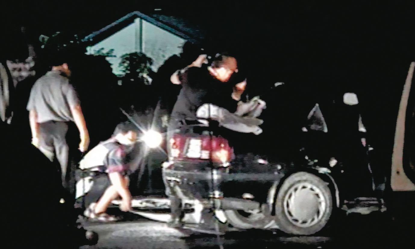 吳女在車內佯裝與學生A女一同燒炭自殺,但警方發現車窗根本沒關。(東森新聞提供)
