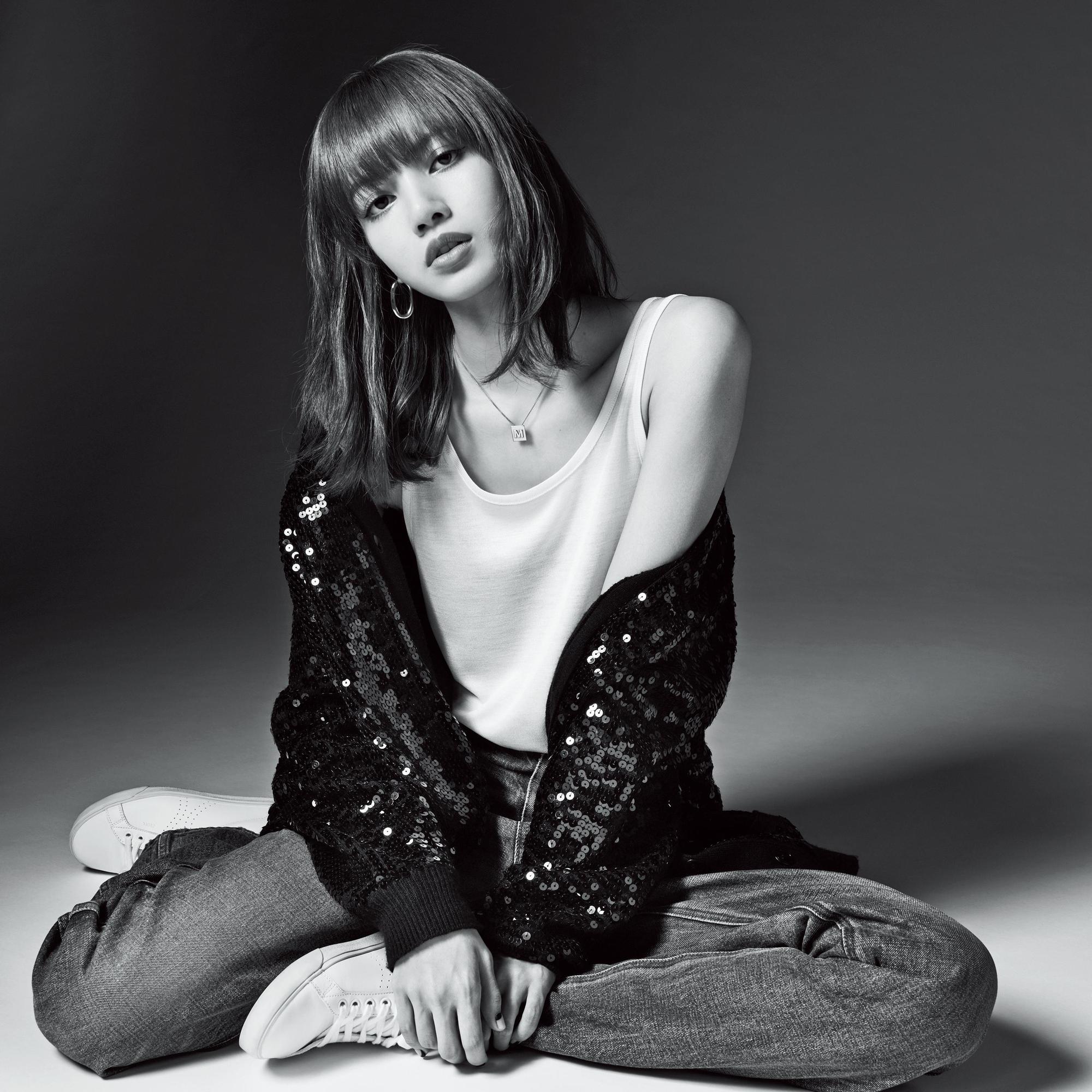 Lisa以簡單的白色背心搭配牛仔褲及亮片外套，為CELINE拍攝形象照。（CELINE提供）