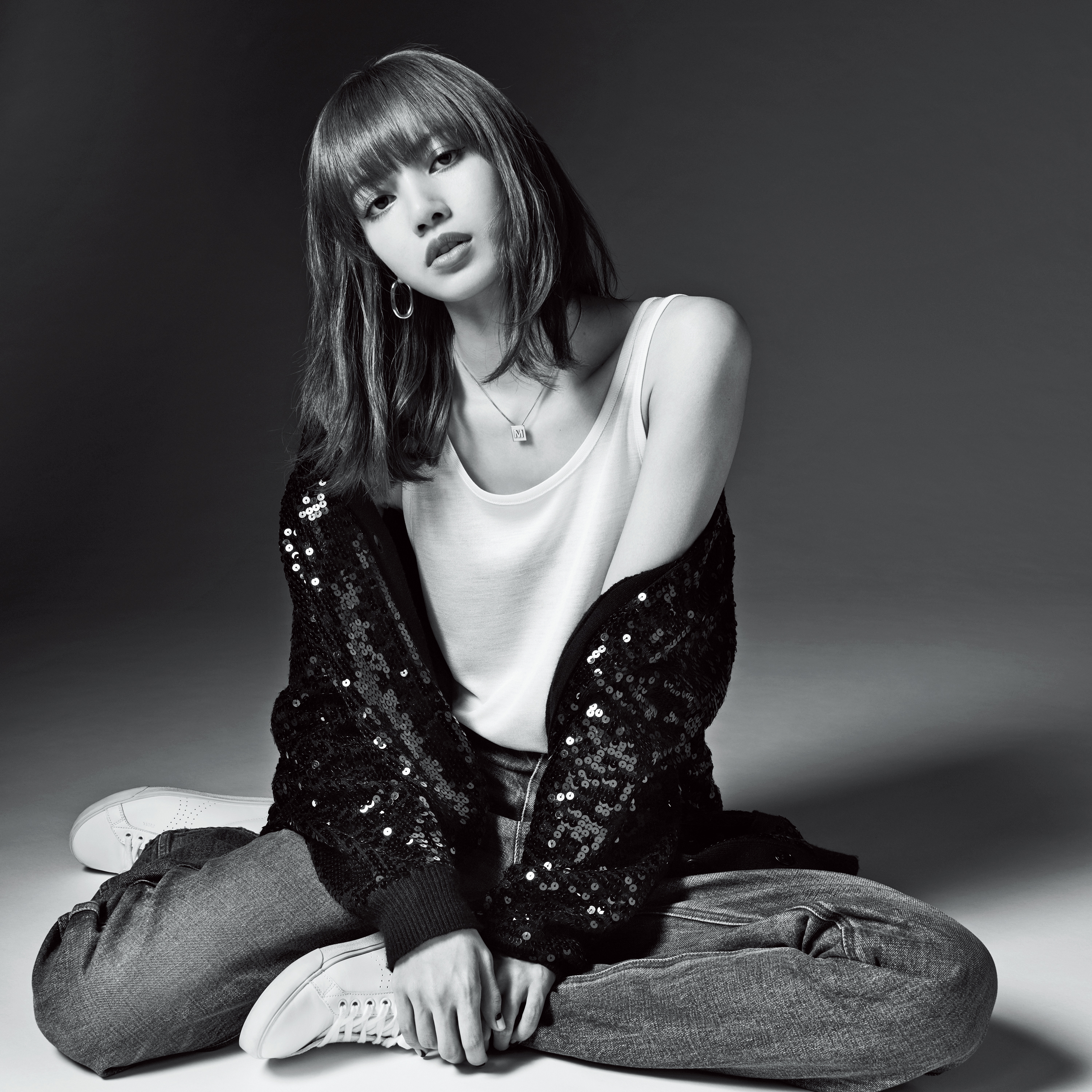 Lisa以簡單的白色背心搭配牛仔褲及亮片外套，為CELINE拍攝形象照。（CELINE提供）