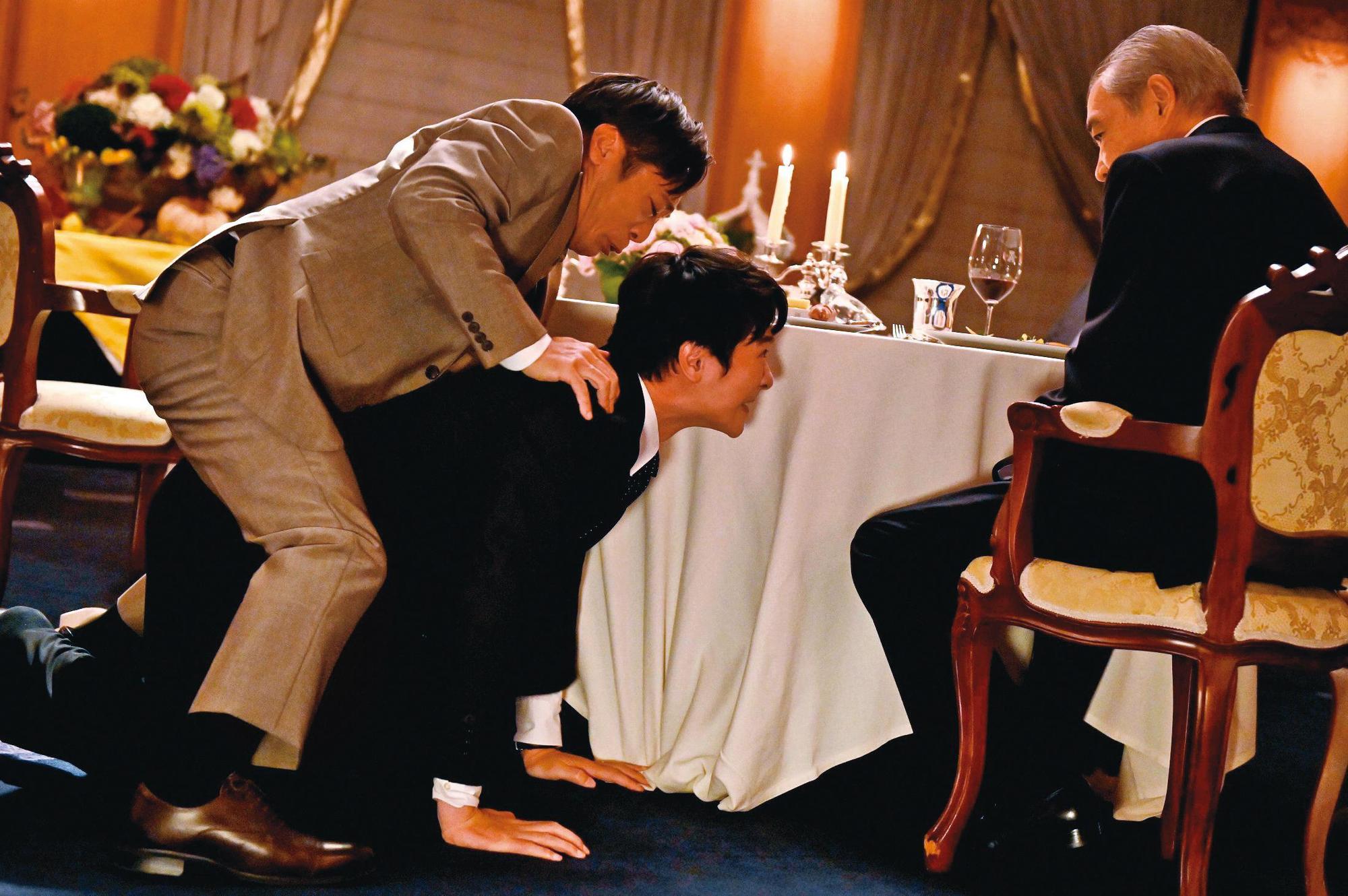 香川照之(左)跨坐在堺雅人(中)身上形成「母子龜土下座」,在推特上引發話題。(翻攝自TBS)