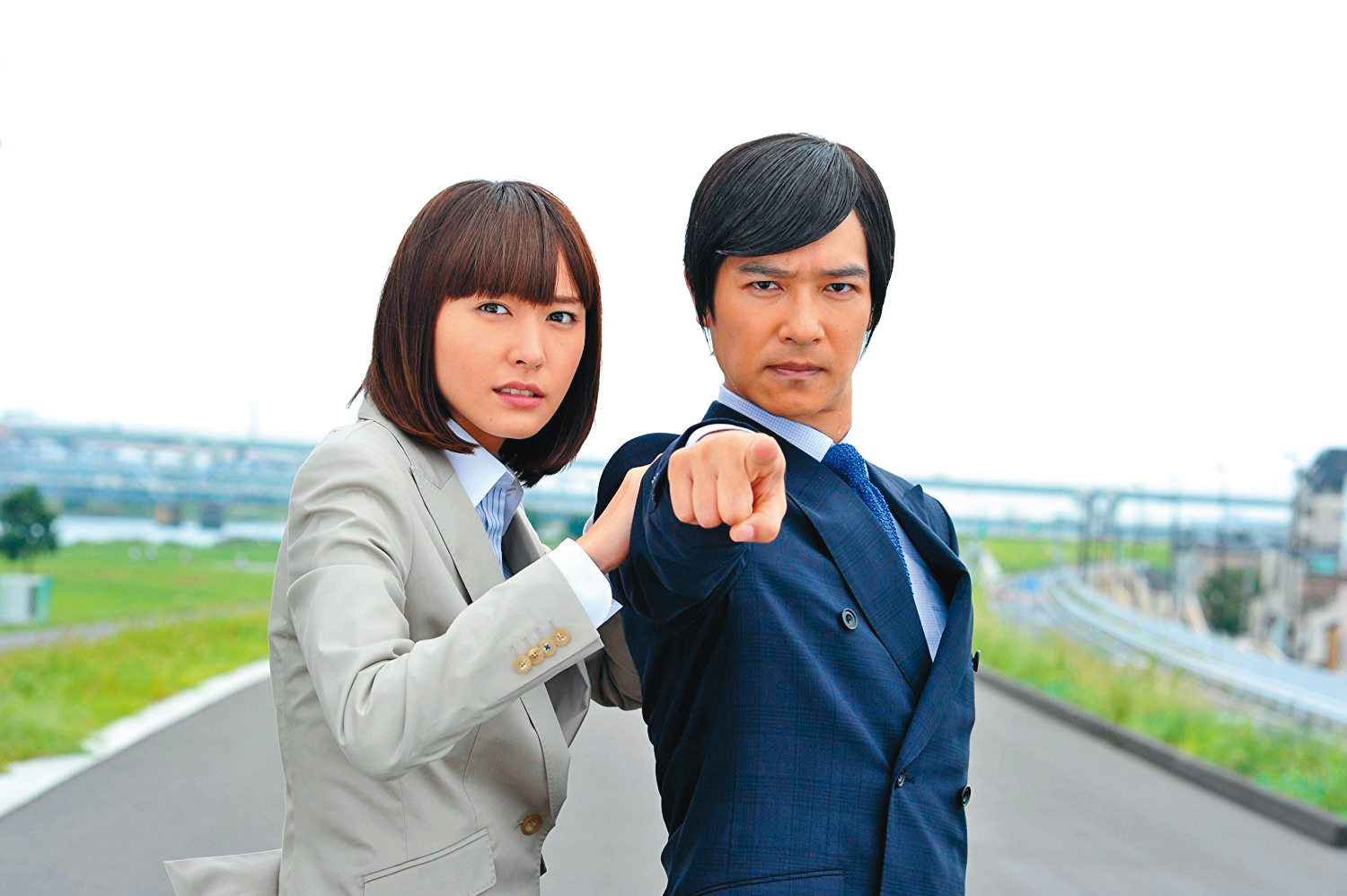 堺雅人（右）2013年拍完《半澤直樹》後，馬上接演與新垣結衣（左）合作的《王牌大律師》續集。（翻攝自富士電視台）
