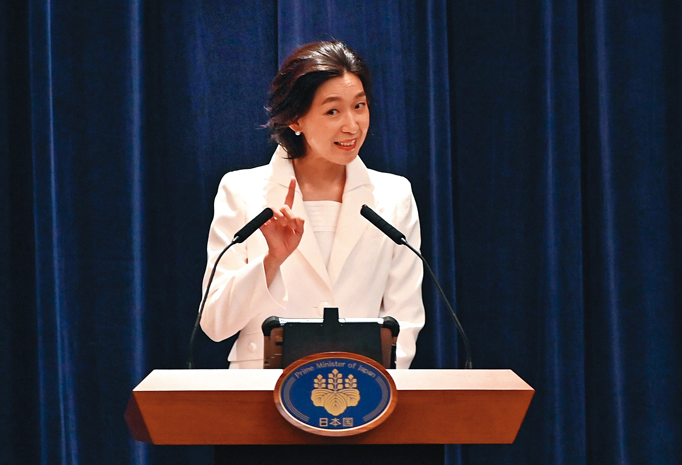 江口德子在《半澤直樹2》飾演主播出身的「國土交通大臣」，與半澤直樹對立。（翻攝自TBS）