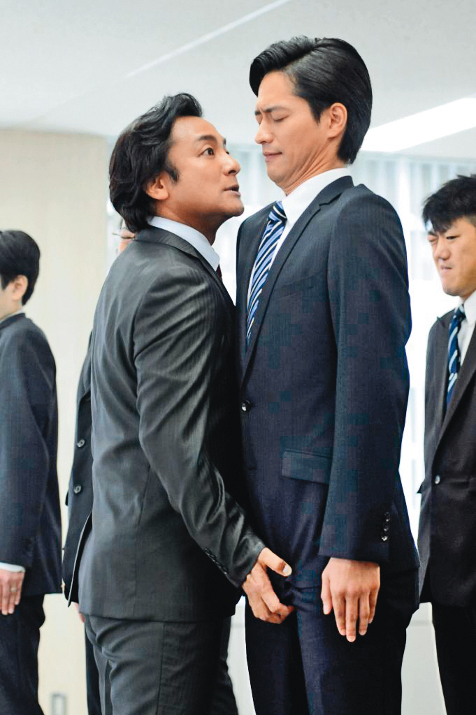 片岡愛之助（左）飾演的「黑崎娘娘」絕招「抓鳥」是原著中沒有的橋段。（翻攝自TBS）